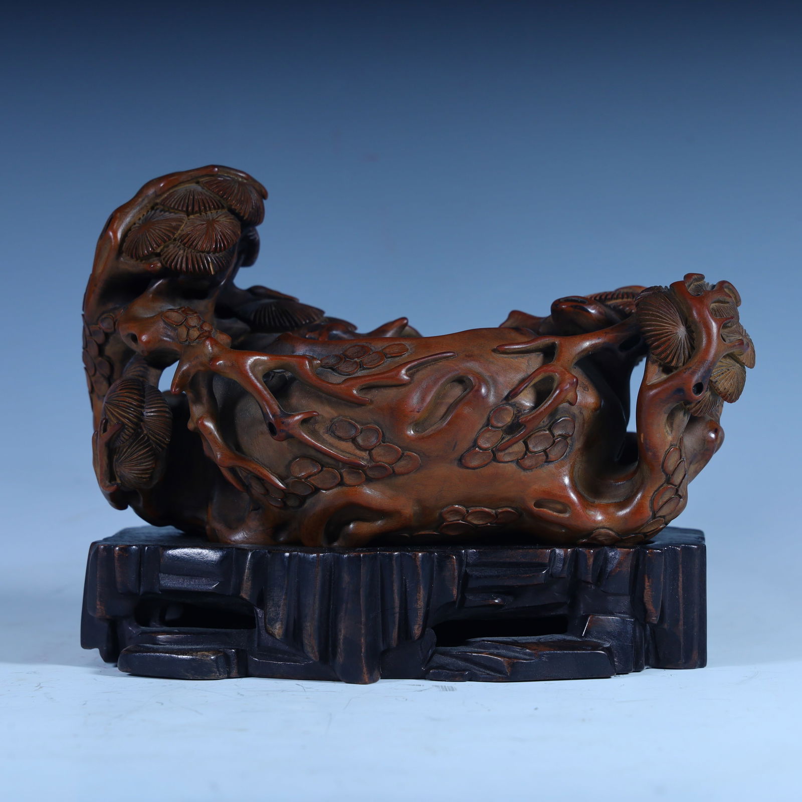 A Qing Dynasty boxwood woodcut dragon pine branch brush wash: Qing Dynasty boxwood woodcut dragon pine branch brush wash Size:H:10cm L: 16cm W:9cm W:332.7g (The Dimensions Of All Batches Are Manually Measured.If You Need More Detailed