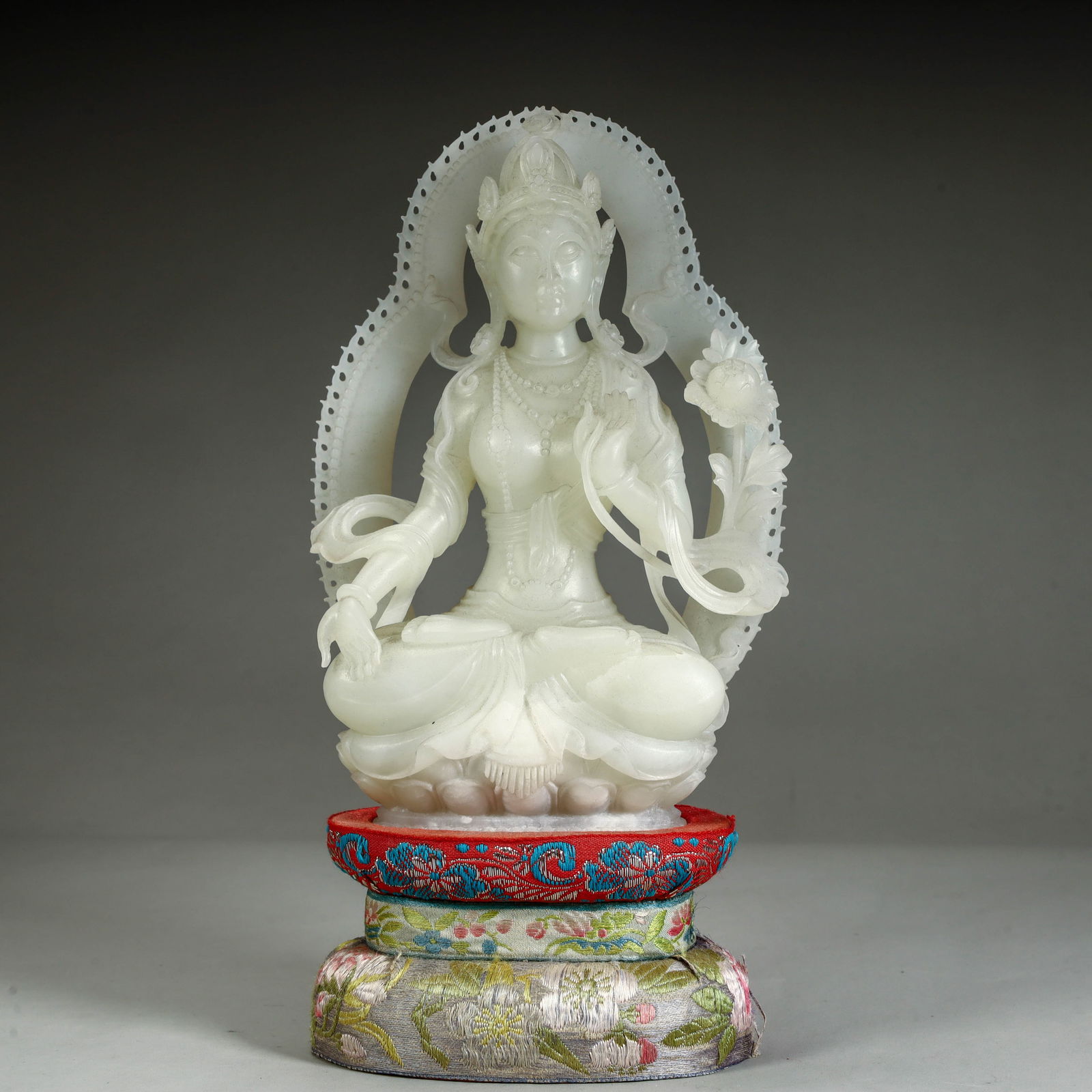 A seated statue of Guanyin in Hetian white jade from the Qing Dynasty: The seated statue of Guanyin in Hetian white jade in the Qing Dynasty SIZE:H:16.5cm L: 11cm W:5cm W:692g (The Dimensions Of All Batches Are Manually Measured.If You Need More