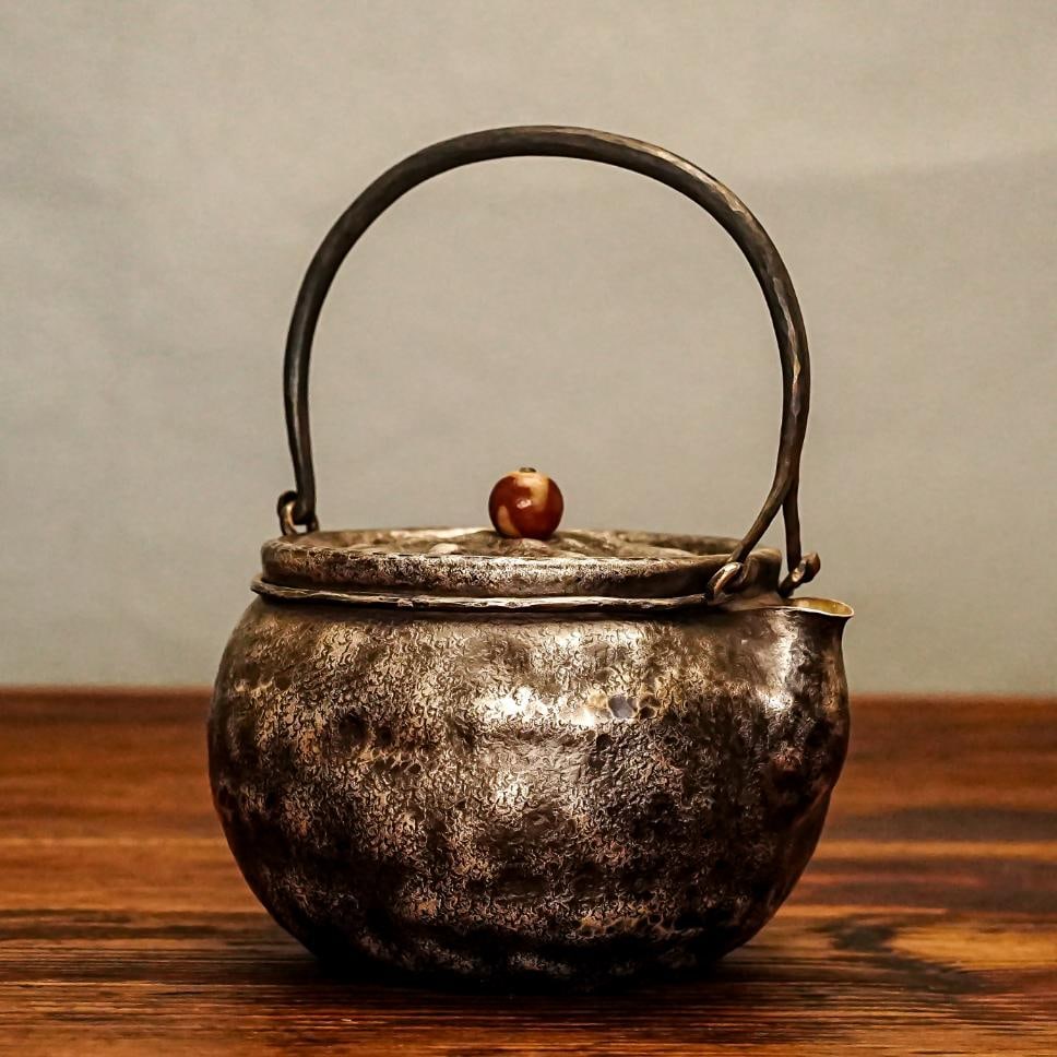 A beautiful Japanese silver pot bottom glossy work: Exquisite Japanese silver pot bottom glossy work Size:PotD:17cmxH:16cm (The Dimensions Of All Batches Are Manually Measured.If You Need More Detailed Information, Please Contact Our