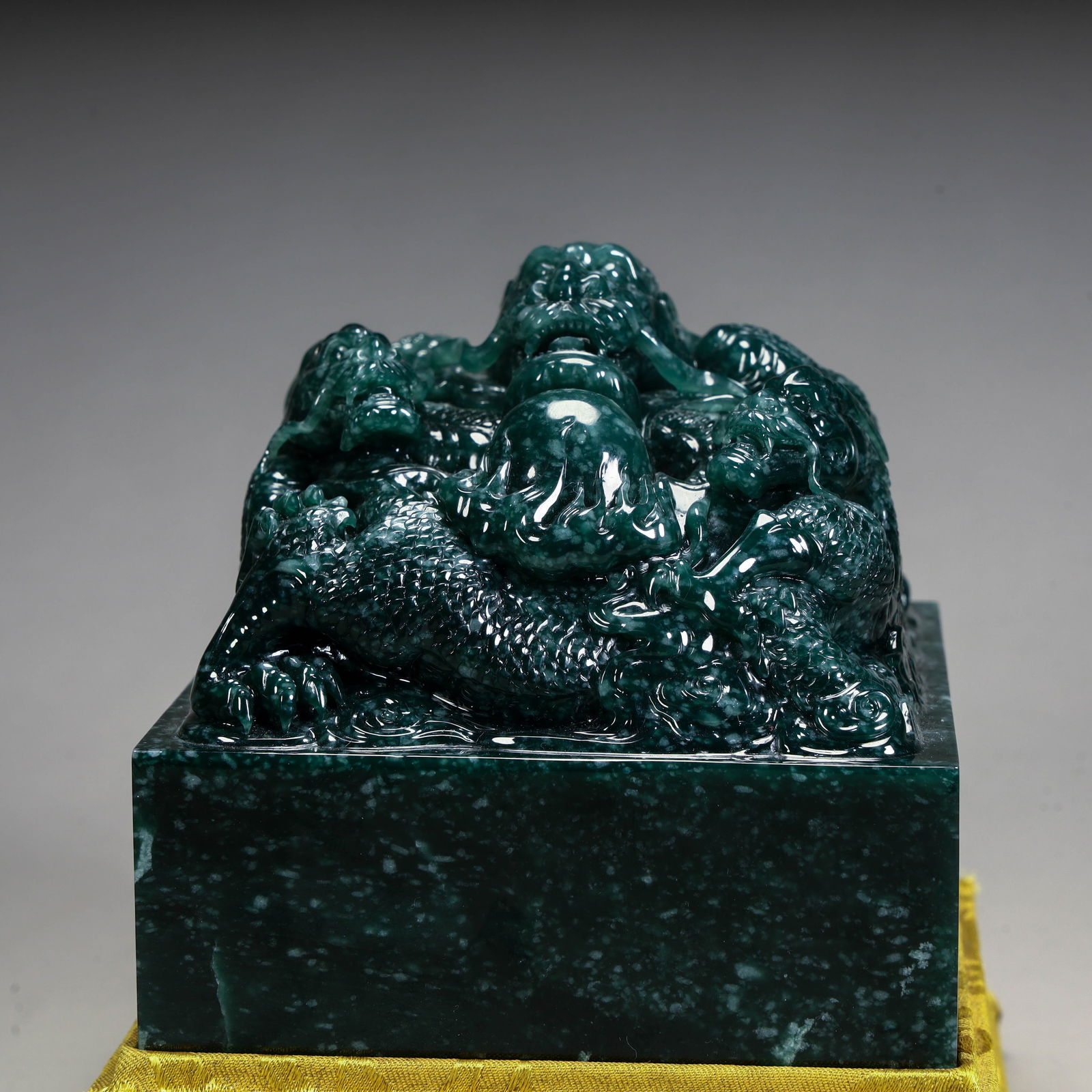 A Qing Dynasty Shoushan stone carved dragon button seal: The Qing Dynasty's Shoushan stone carved dragon button seal Size:H:10cm L: 10cm W:10cm W:2122g (The Dimensions Of All Batches Are Manually Measured.If You Need More Detailed