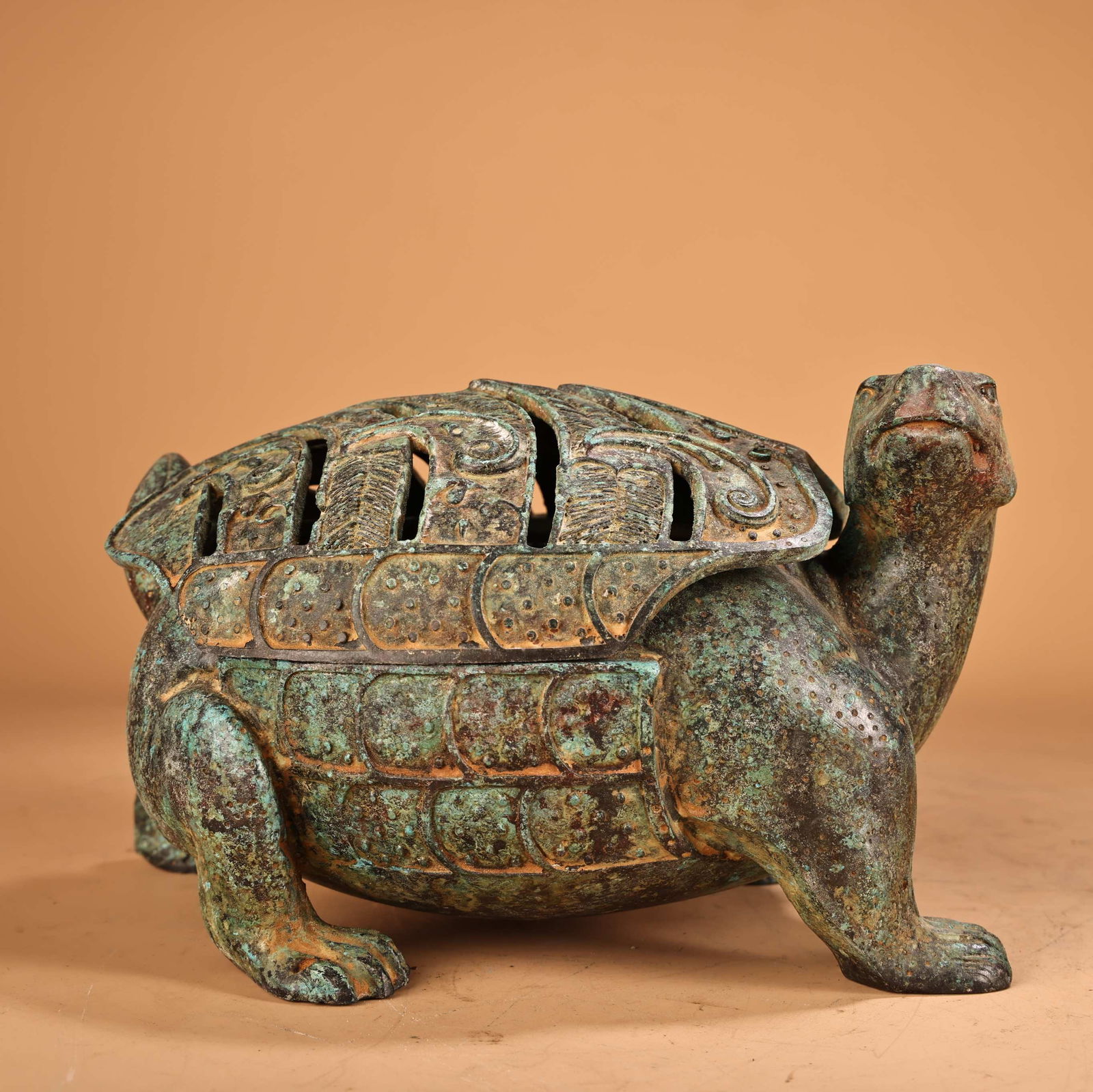 A fine bronze turtle smoker: Exquisite bronze turtle smoker Size:H:12cm W:20cm W:2.0kg (The Dimensions Of All Batches Are Manually Measured.If You Need More Detailed Information, Please Contact Our Customer Service Before Bidding