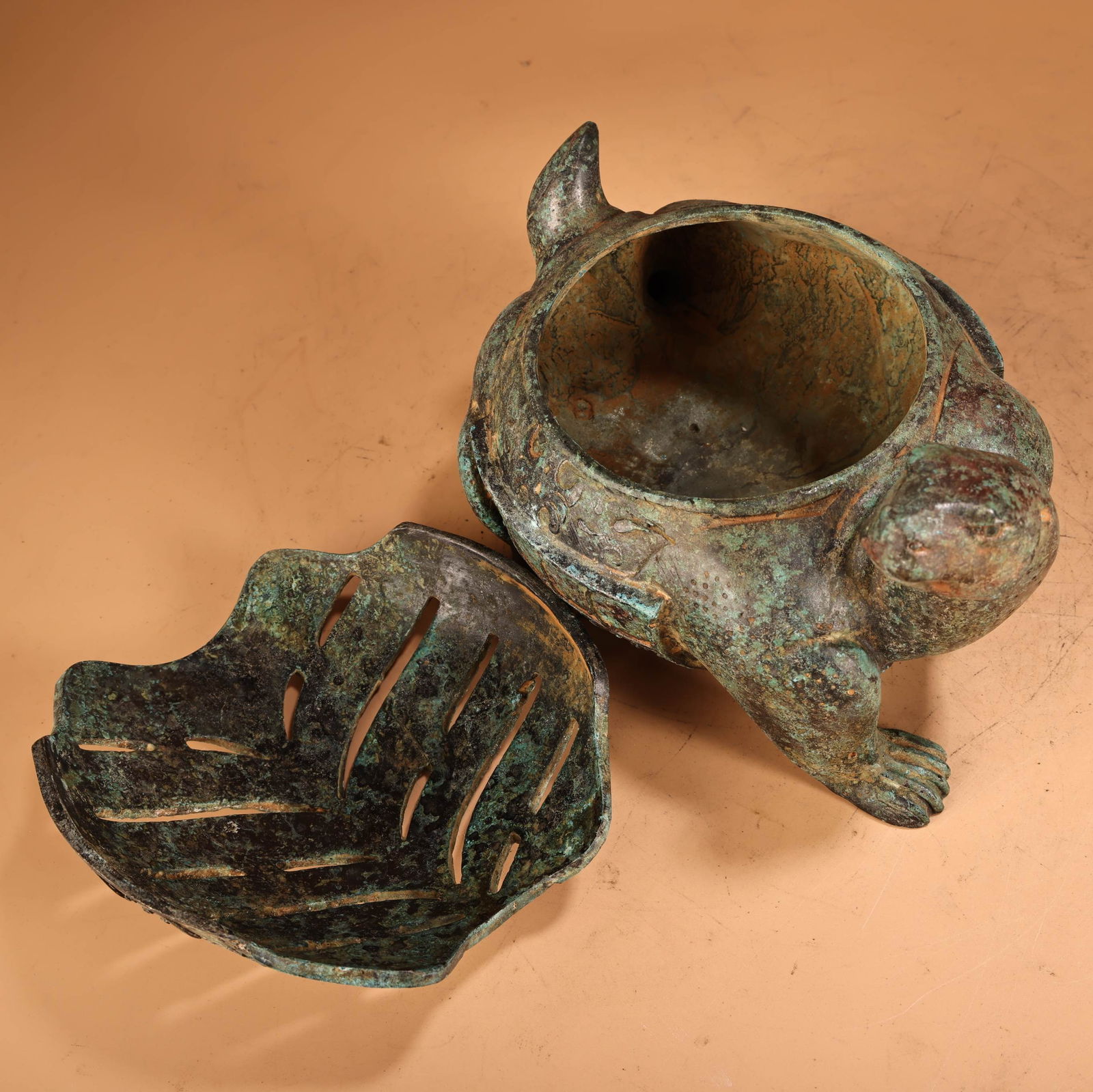 A fine bronze turtle smoker - 8