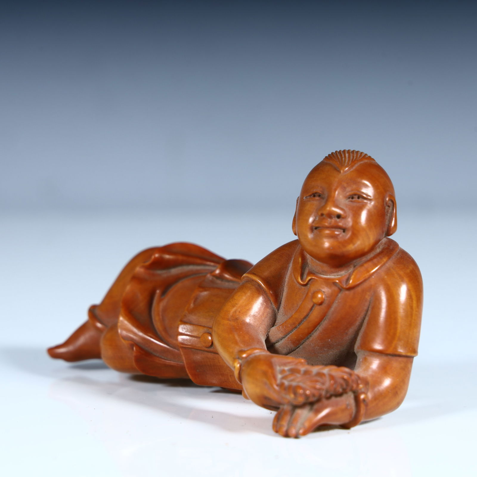 A fine boxwood carving boy ornament from the Qing Dynasty: Qing Dynasty high-quality boxwood carving boy ornaments Size:H:5.5cm L: 10.5cm W:3.5cm W:63.2g (The Dimensions Of All Batches Are Manually Measured.If You Need More Detailed