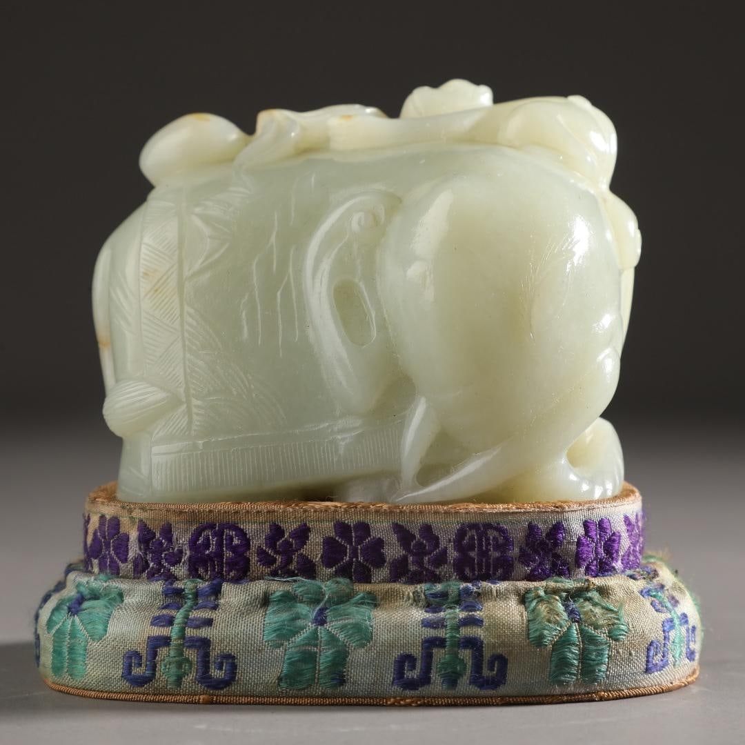 A piece of Hetian jade auspicious elephant from the Qing Dynasty was originally embroidered: The original embroidery of Hetian Yuji in the Qing Dynasty Size:H:6.5cmW:7cmW:0.321kg (The Dimensions Of All Batches Are Manually Measured.If You Need More Detailed Information,