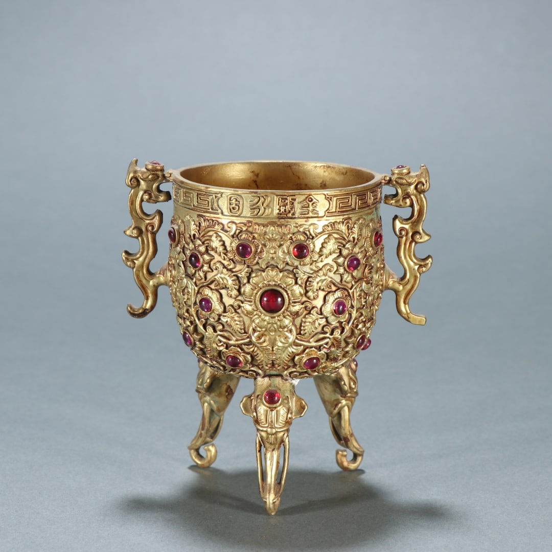 A copper-gilt three-legged Yonggu cup from the Qing Dynasty: The copper gilt three-legged Yonggu cup of the Qing Dynasty Size:0.39kgH:9.1cmW:8.8cm (The Dimensions Of All Batches Are Manually Measured.If You Need More Detailed Information, Please Contact Our Cus