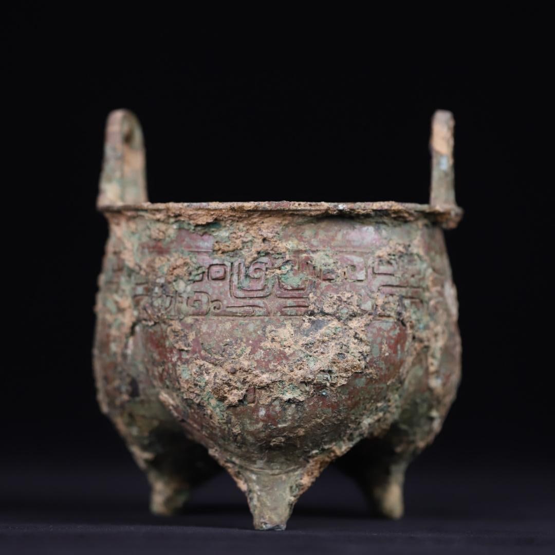 A bronze cauldron from the Shang and Zhou dynasties: Bronze cauldrons of the Shang and Zhou dynasties Size: W:1.1547kg H: 17cmx15cm (The Dimensions Of All Batches Are Manually Measured.If You Need More Detailed Information, Please