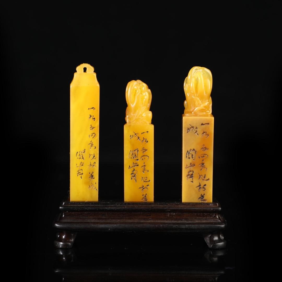 A fine field topaz seal: Exquisite field topaz seal Size:H:6.5cmW:1.5cmW:0.072kg (The Dimensions Of All Batches Are Manually Measured.If You Need More Detailed Information, Please Contact Our Customer