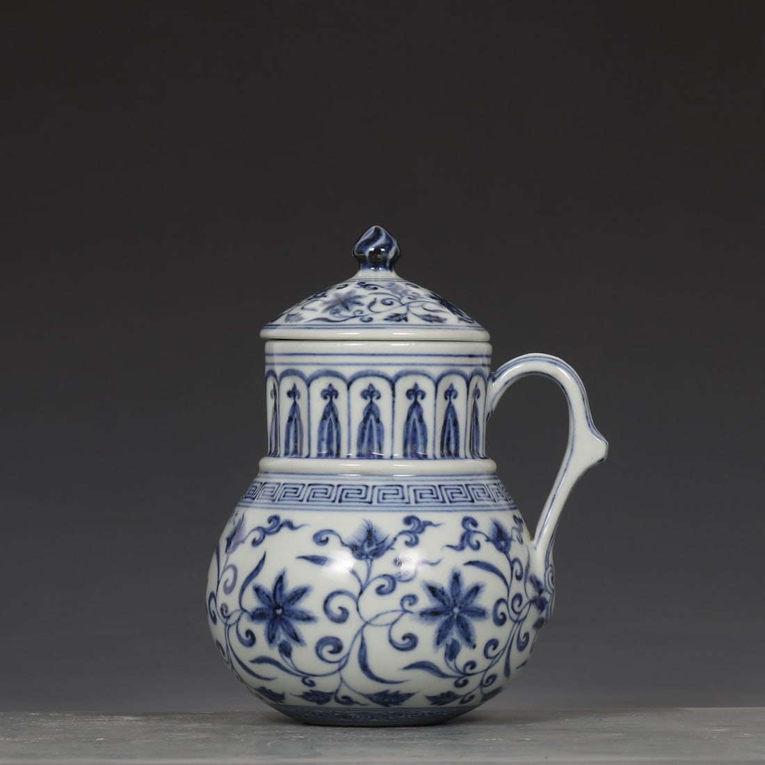 A blue and white entwined flower pattern of the Ming Dynasty Xuande year is poured: The blue and white entwined flower pattern of the Ming Dynasty Xuande year is watered Size:H:18.5cmCalibre8.5cmBelly diameter13cm (The Dimensions Of All Batches Are Manually