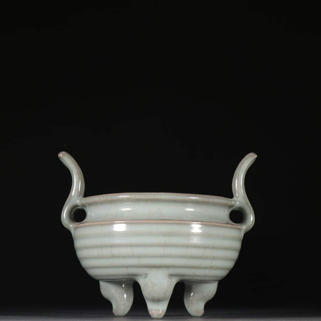 A three-legged incense burner from the Ru kiln in the Song Dynasty: The three-legged incense burner of the Ru kiln in the Song Dynasty Size:H:9.8cmW:12cm (The Dimensions Of All Batches Are Manually Measured.If You Need More Detailed Information,