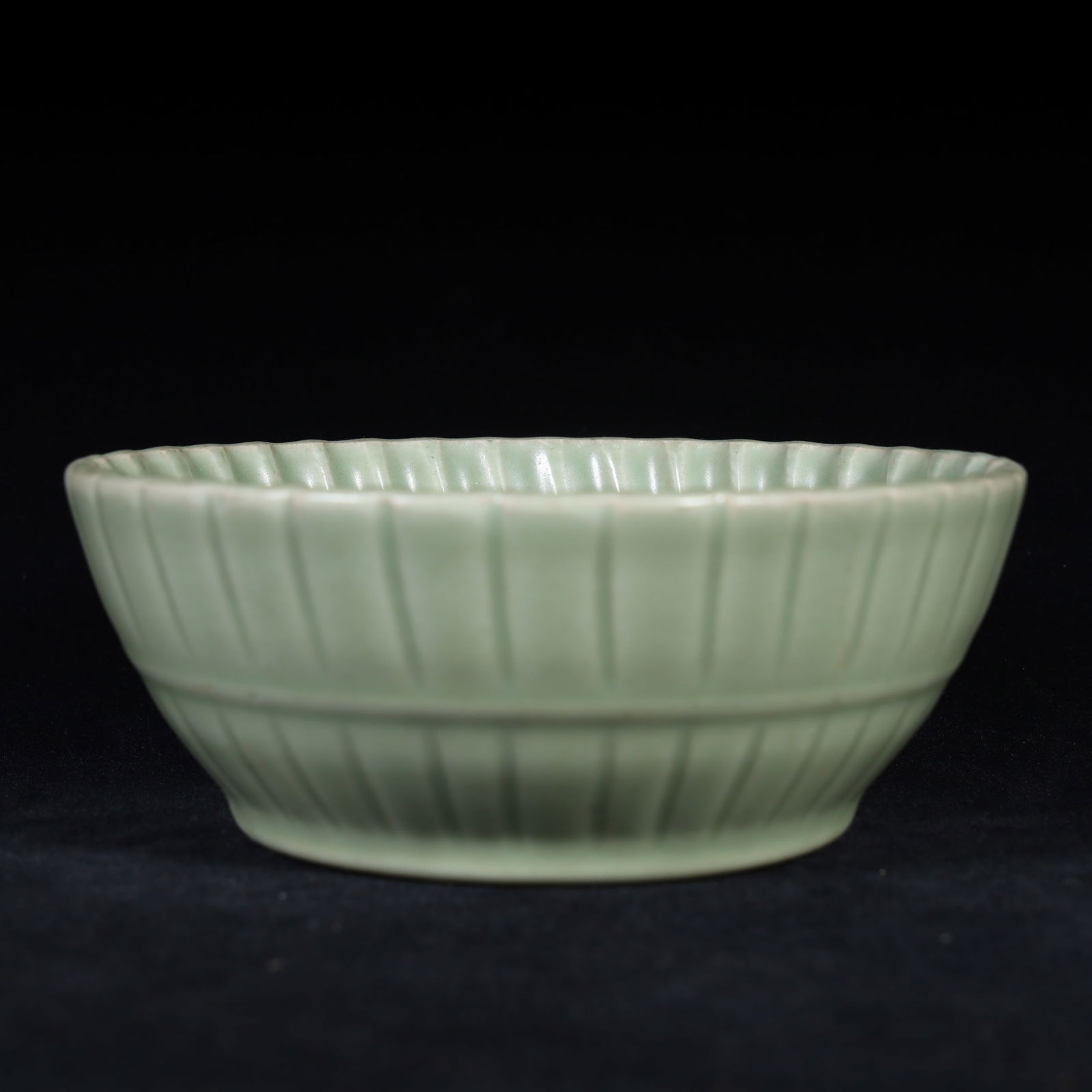 A Longquan kiln sunflower petal-shaped bowl from the Qing Dynasty: Qing Dynasty Longquan kiln sunflower petal-shaped bowl Size:H:6cm W:15.5cm W:536.7g (The Dimensions Of All Batches Are Manually Measured.If You Need More Detailed Information,