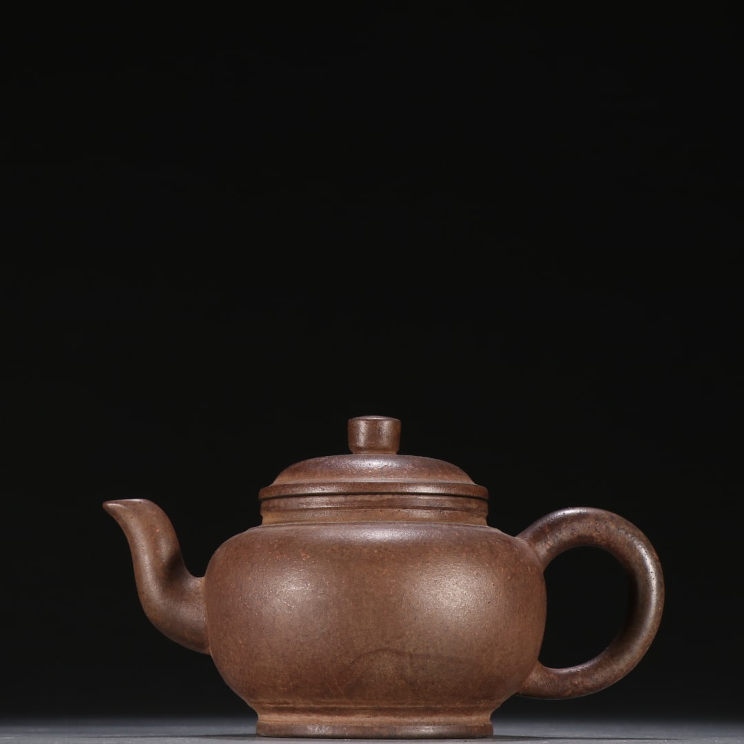 A purple sand teapot of the Qing Dynasty Detang style: Qing Dynasty Detang style purple sand teapot Size:H:8.5cmW:14.6cm (The Dimensions Of All Batches Are Manually Measured.If You Need More Detailed Information, Please Contact Our