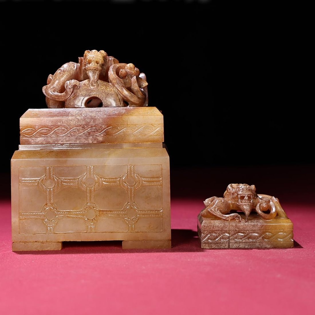 A beautiful Shengkeng Hetian jade dragon box seal: Exquisite Shengkeng Hetian jade dragon box seal Size:111x80x70W:901g (The Dimensions Of All Batches Are Manually Measured.If You Need More Detailed Information, Please Contact Our