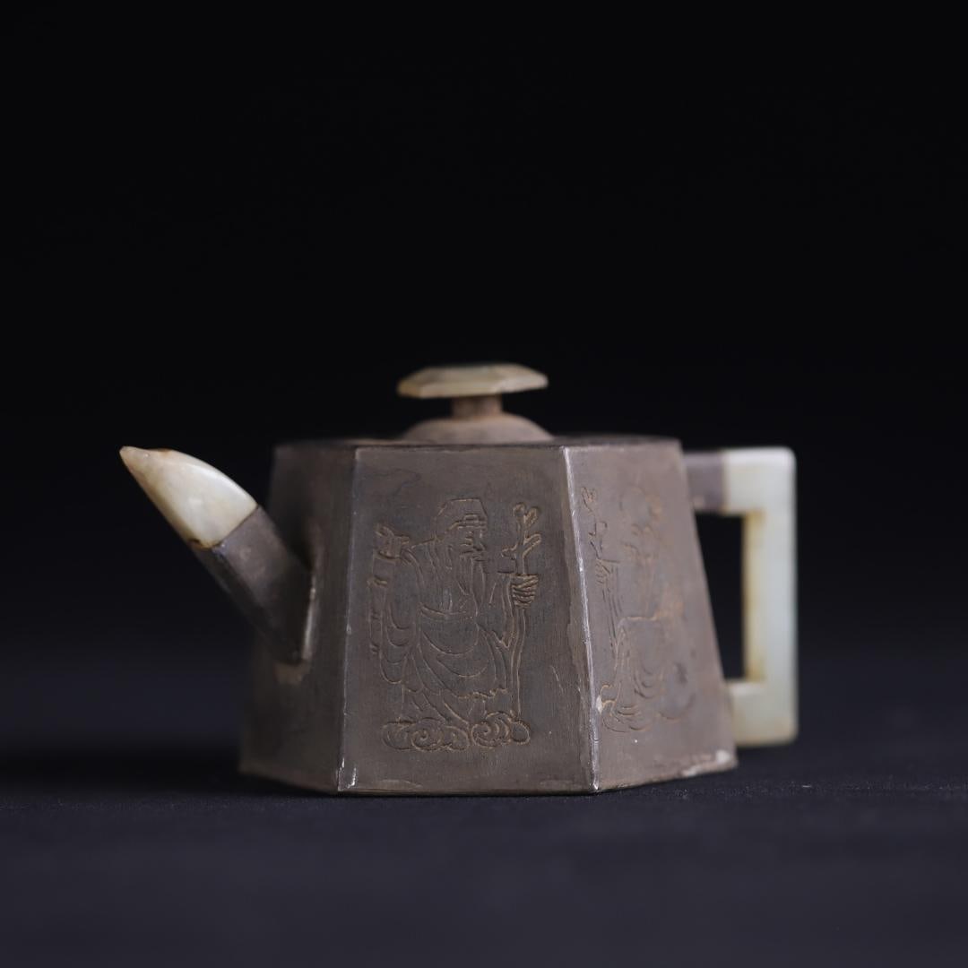 A Qing Dynasty purple sand inlaid jade figure pattern square pot: Qing Dynasty purple sand inlaid jade figure pattern square pot Size: W:0.3328kg H: 7.0cmL:12.4cm (The Dimensions Of All Batches Are Manually Measured.If You Need More Detailed