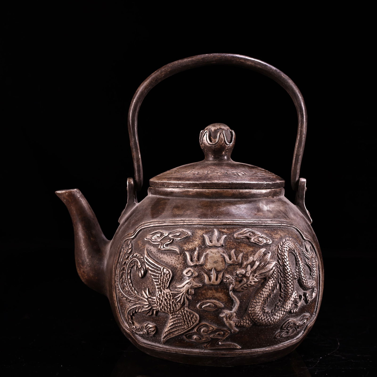 A beautiful pure copper all-copper gilt silver dragon and phoenix Chengxiang teapot: Exquisite pure copper full copper gilt silver dragon and phoenix Chengxiang teapot Size:H:13cm W:17cm W:0.98kg (The Dimensions Of All Batches Are Manually Measured.If You Need More