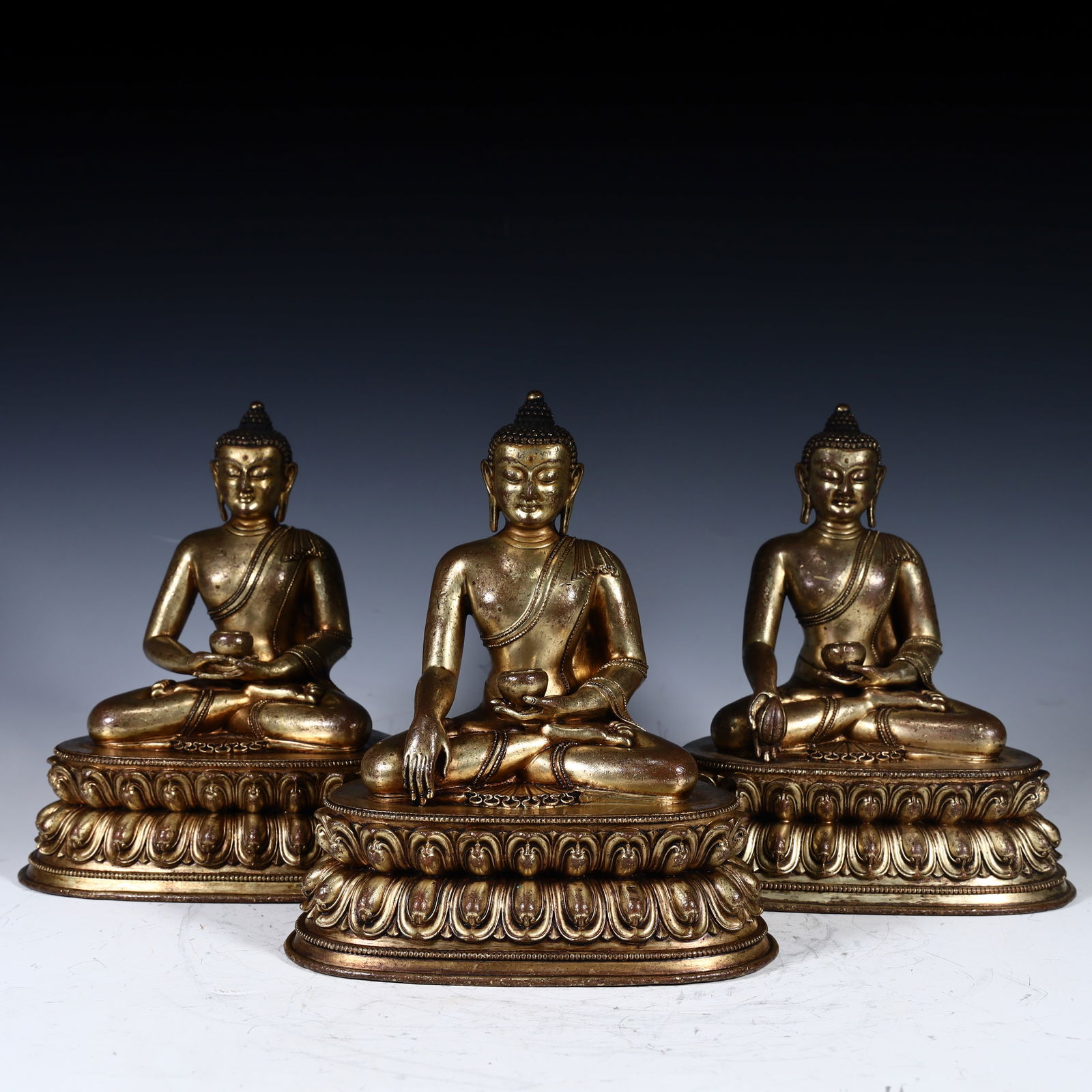 A set of bronze gilt Buddha statues of the Qing Dynasty: The bronze gilt Buddha statue of the Qing Dynasty Size:Single H:18cm L: 15cm W:11.5cm W:1714.7g (The Dimensions Of All Batches Are Manually Measured.If You Need More Detailed