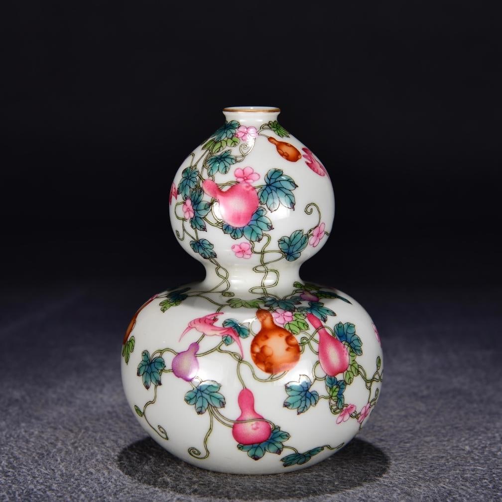 A pastel melon and gourd bottle made in the Yongzheng year of the Qing Dynasty: Qing Dynasty Yongzheng year pastel melon and gourd bottle Size:H:13cm W:9cm (The Dimensions Of All Batches Are Manually Measured.If You Need More Detailed Information, Please