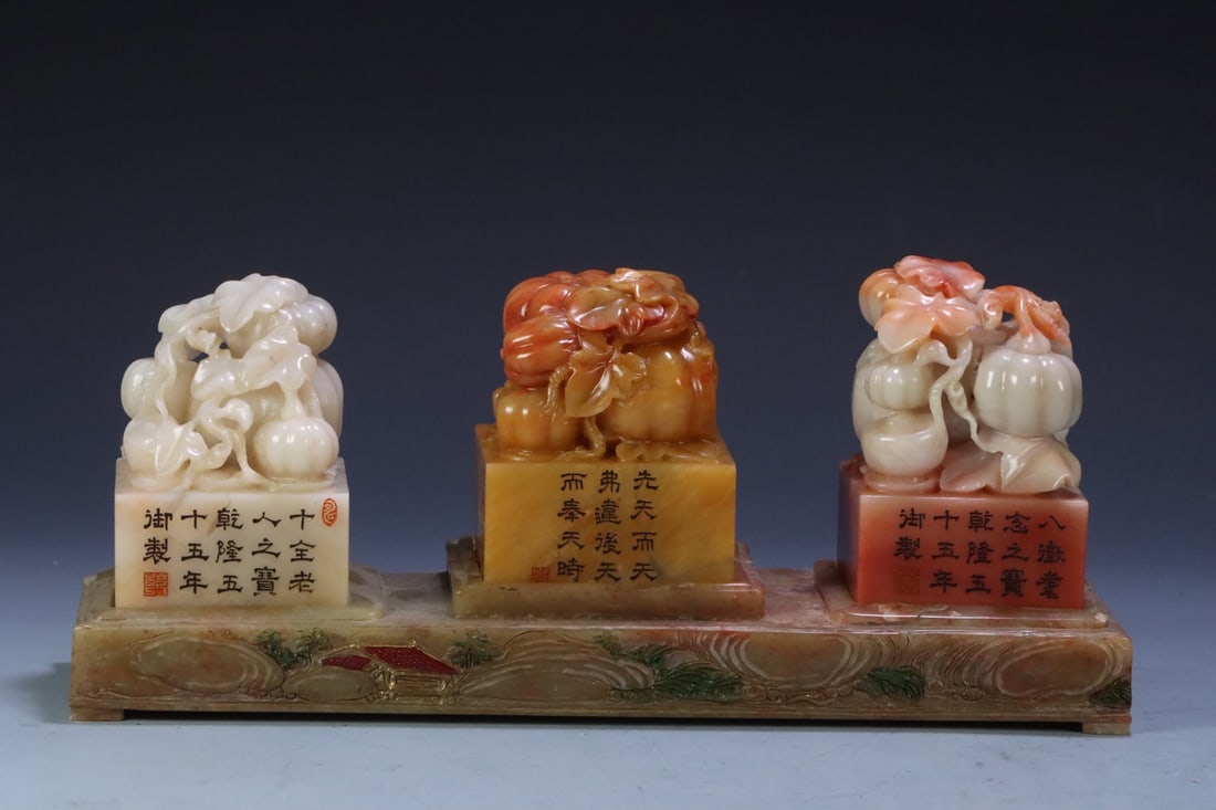 A set of 55 imperial Shoushan Tian Huang Shoushan hibiscus stone melon and cotton button seals made: A set of 55 imperial Shoushan Tian Huangshoushan hibiscus stone melon and cotton button seals made in the Qianlong period of the Qing Dynasty comes with original agarwood 