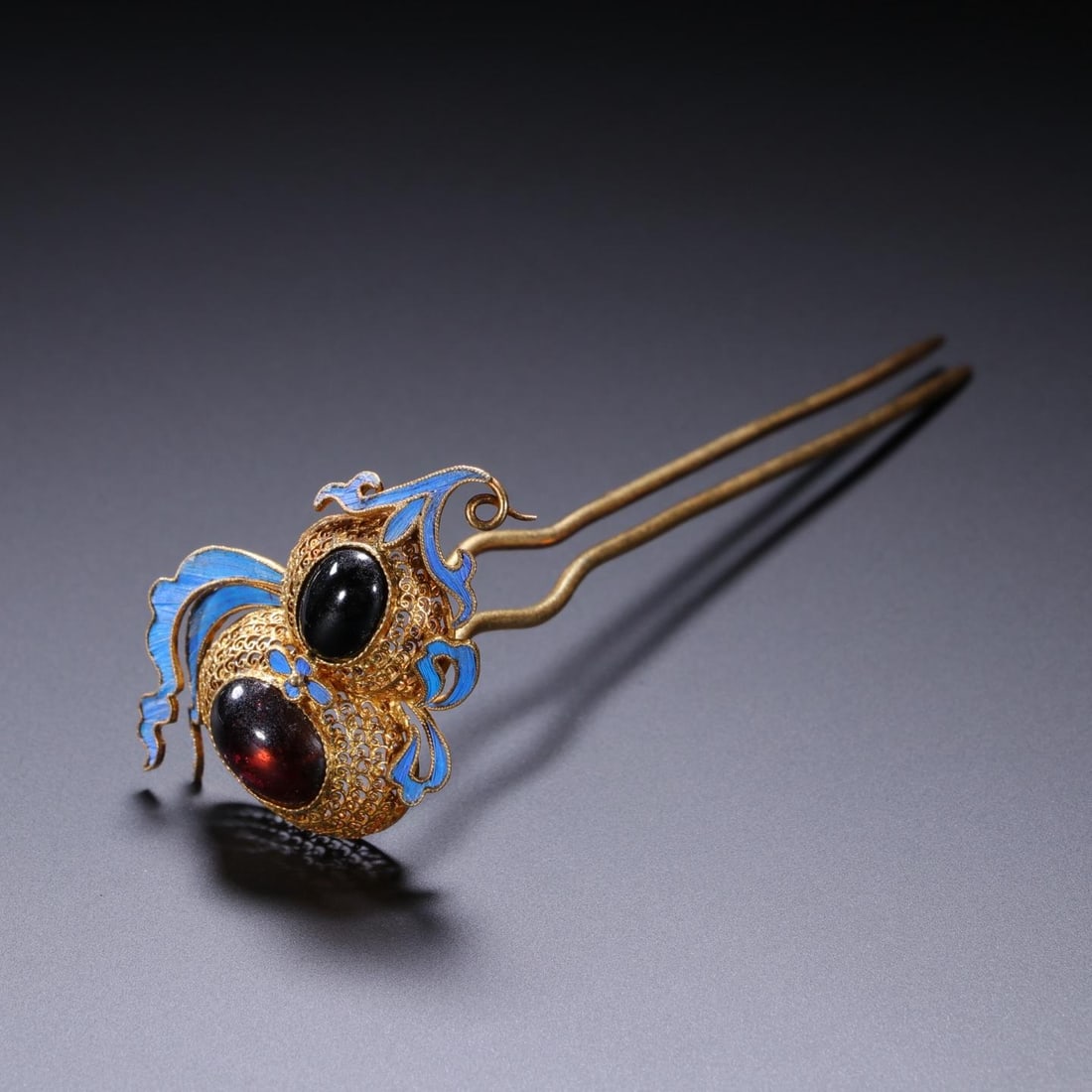 A fine silver-gilt gourd dotted emerald hairpin: Exquisite silver gilt gourd dotted jade hairpin Size:H:3.5cm L:9cm (The Dimensions Of All Batches Are Manually Measured.If You Need More Detailed Information, Please Contact Our