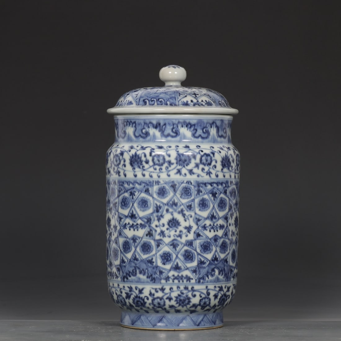 A blue and white geometric floral pattern jar made in the Yongle period of the Ming Dynasty: The blue and white geometric floral pattern jar made in the Yongle year of the Ming Dynasty Size:H:28cmCalibre12.8cmBelly diameter14cm (The Dimensions Of All Batches Are Manually