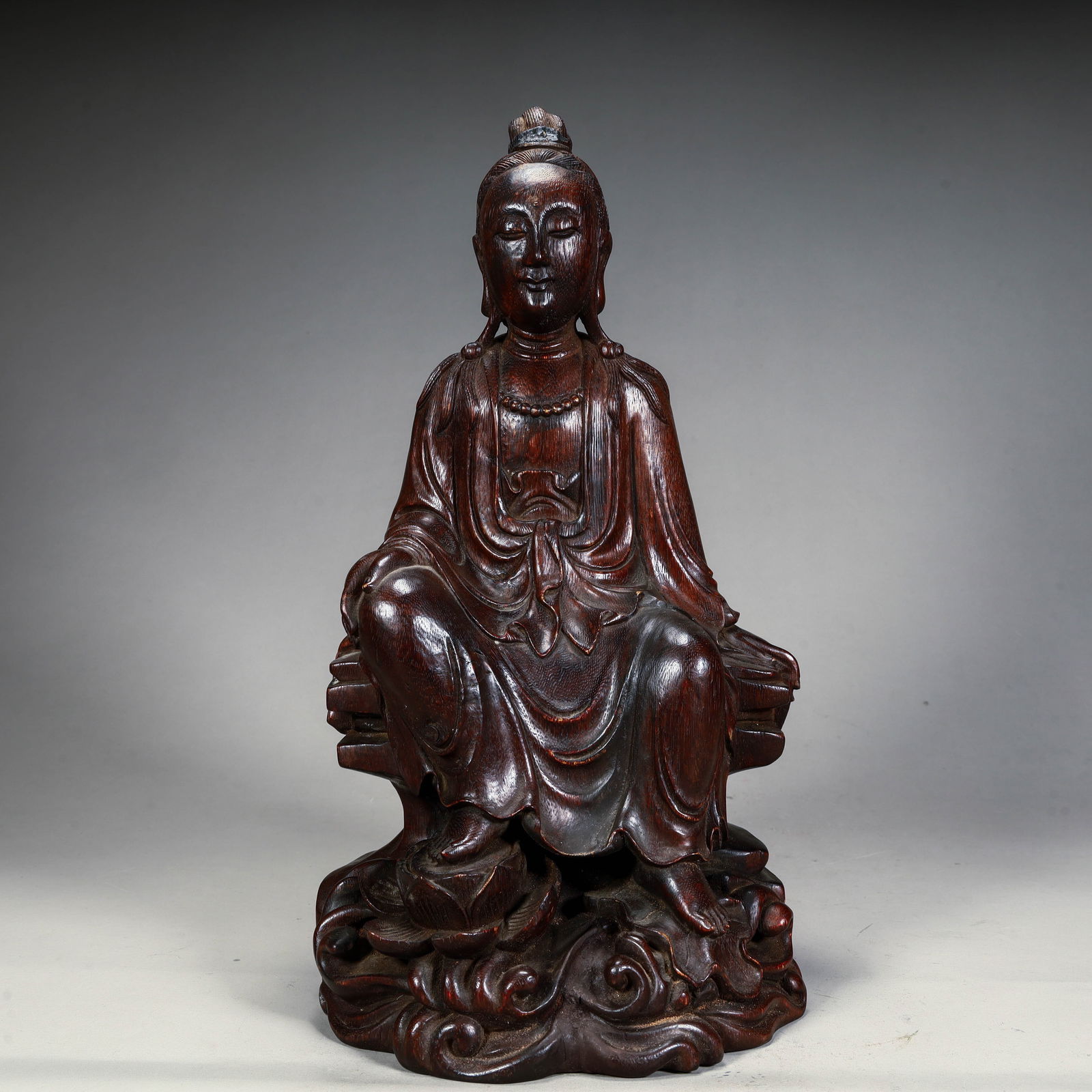 A seated statue of Guanyin in agarwood from the Qing Dynasty: The seated statue of Guanyin in the Qing Dynasty Size:H:33cm L: 17cm W:16cm W:842g (The Dimensions Of All Batches Are Manually Measured.If You Need More Detailed Information,
