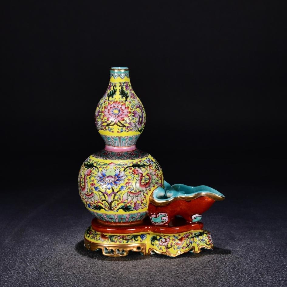 A yellow pastel floral phoenix gourd bottle made in the Qianlong period of the Qing Dynasty: Qing Dynasty Qianlong year yellow pastel flower phoenix pattern gourd bottle Size:H:21cmW:16cm (The Dimensions Of All Batches Are Manually Measured.If You Need More Detailed