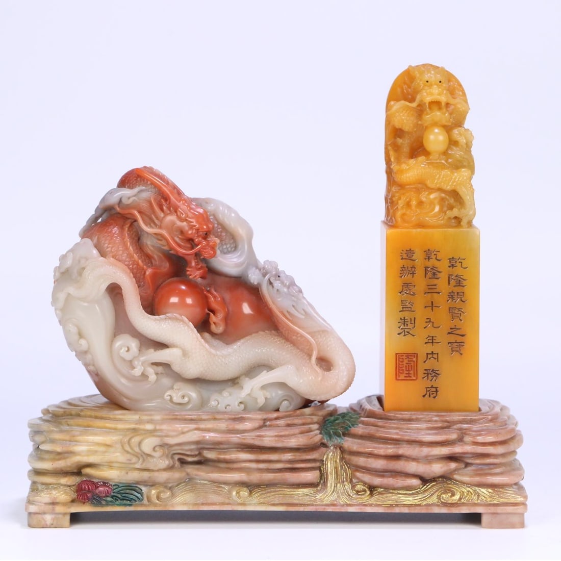 A set of Tian Huang Shilong button seal Shoushan hibiscus stone double dragon bead ornaments made in: Qing Dynasty Qianlong year system Tian Huang stone dragon button seal Shoushan hibiscus stone double dragon play bead ornament Size: W:2.7643kg20cmx21cmx8cm (The Dimensions Of All