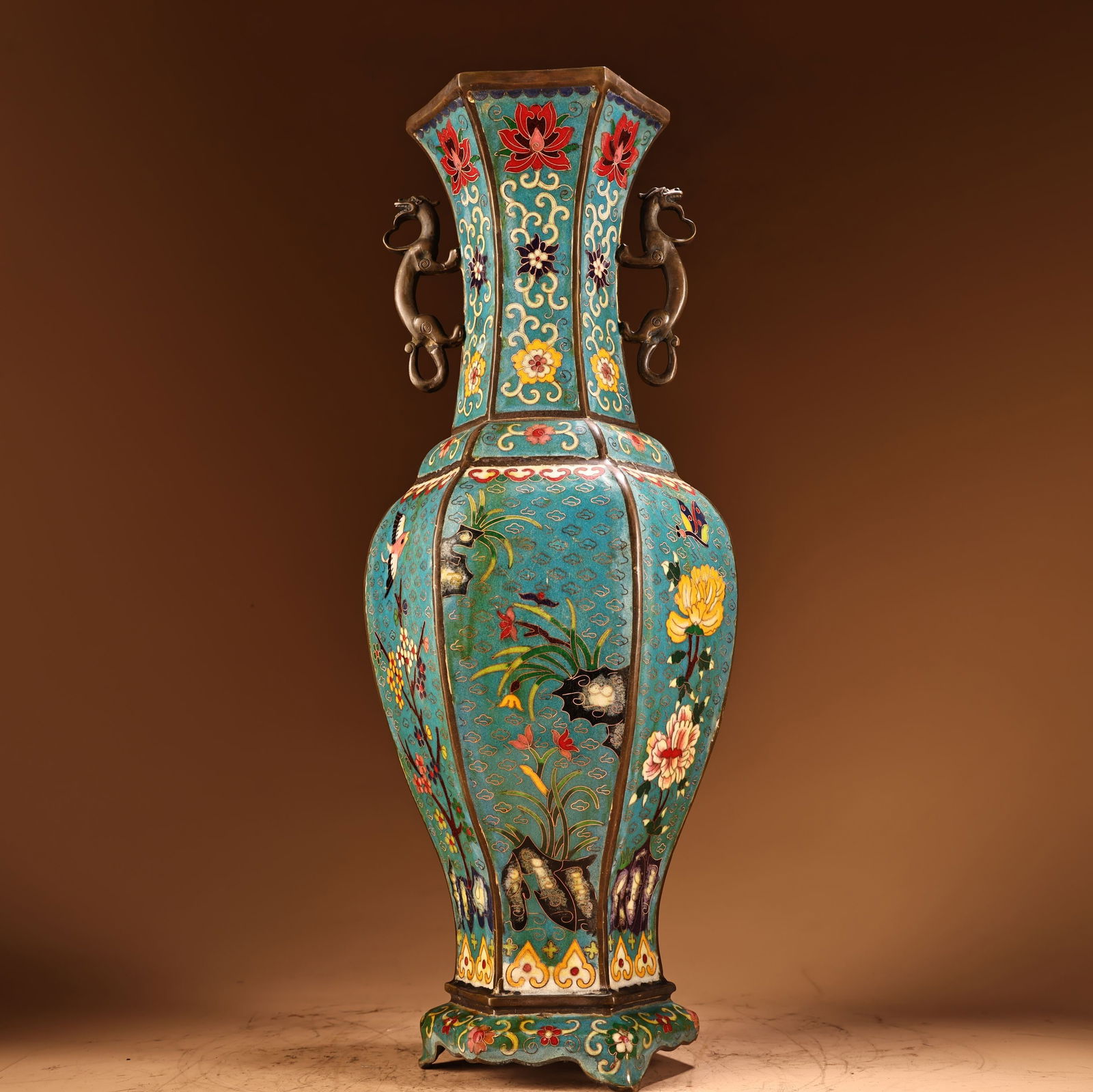 A fine pure copper all-copper high relief engraved cloisonné cloisonné enamel hexagonal vase: Exquisite pure copper all-copper high relief engraved cloisonné cloisonné enamel colored hexagonal vase Size:H:52cm W:20cm W:5.0kg (The Dimensions Of All Batches Are Manually