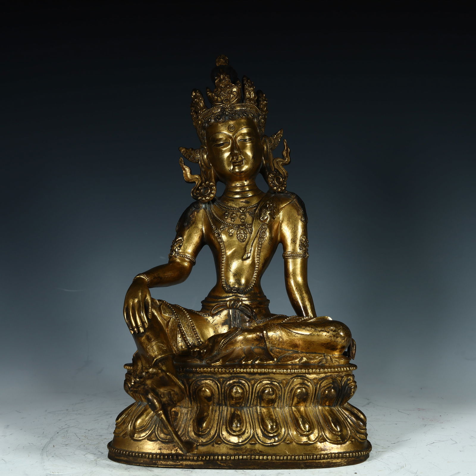 A bronze gilt green Tara statue of the Qing Dynasty: Qing Dynasty copper gilt green Tara statue Size: H:31.5cm L: 19cm W:15cm W:4.6kg (The Dimensions Of All Batches Are Manually Measured.If You Need More Detailed Information, Please