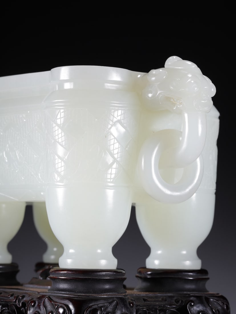 A beautiful Hetian jade dragon pattern four-legged stove - 10