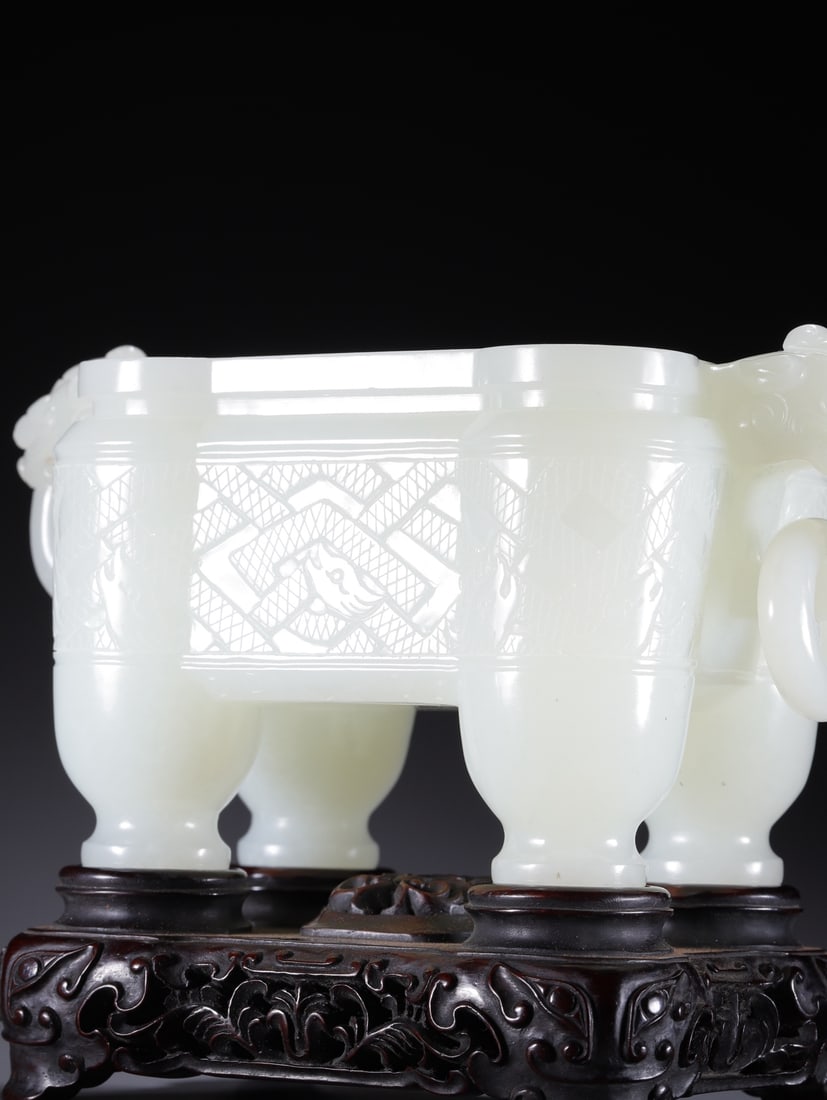 A beautiful Hetian jade dragon pattern four-legged stove - 12