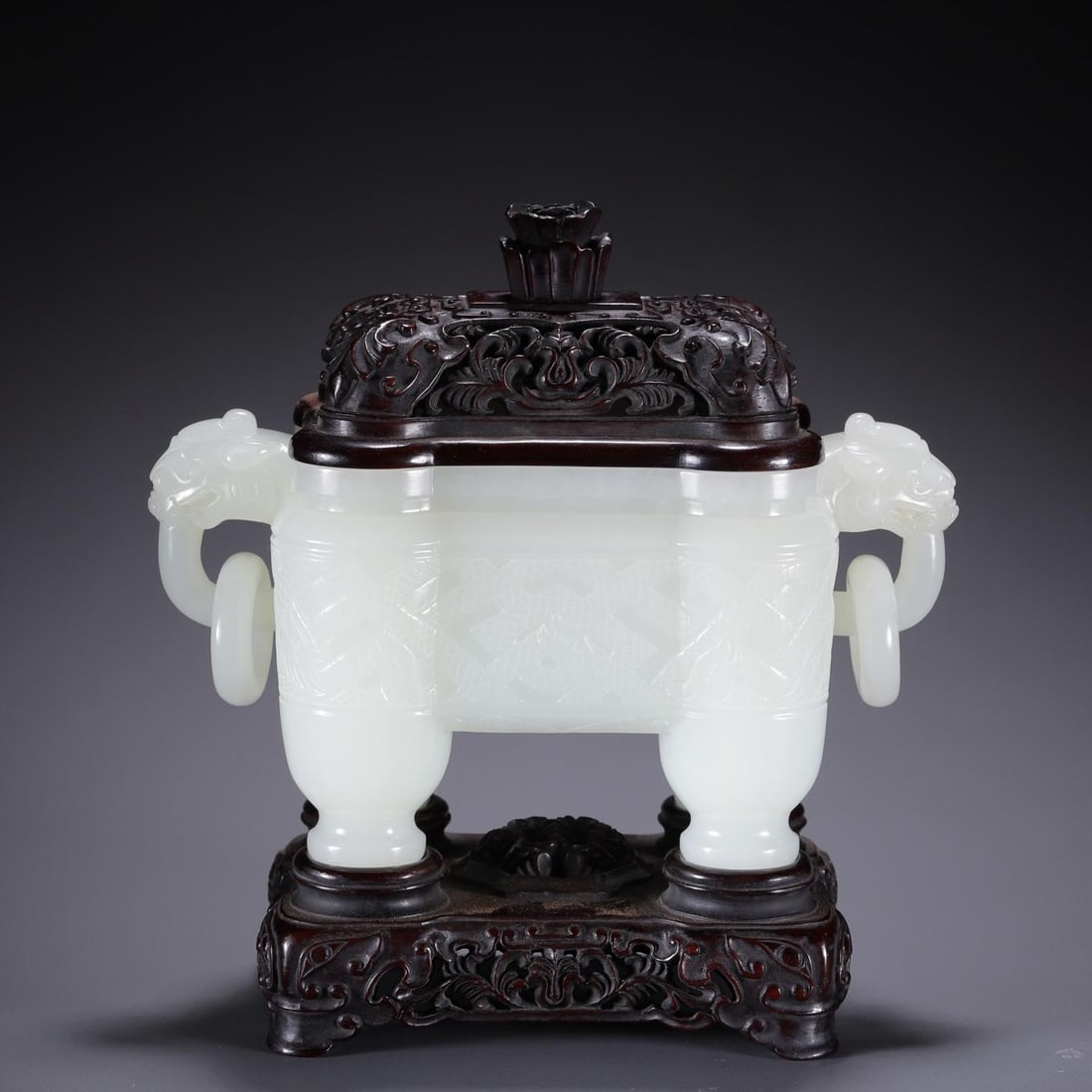 A beautiful Hetian jade dragon pattern four-legged stove: Exquisite Hetian jade dragon pattern four-legged stove Size:H:15.5cm Bottom:With baseL: 15.5xW:7.8xH:7.5cm W:0.6445kg (The Dimensions Of All Batches Are Manually Measured.If You