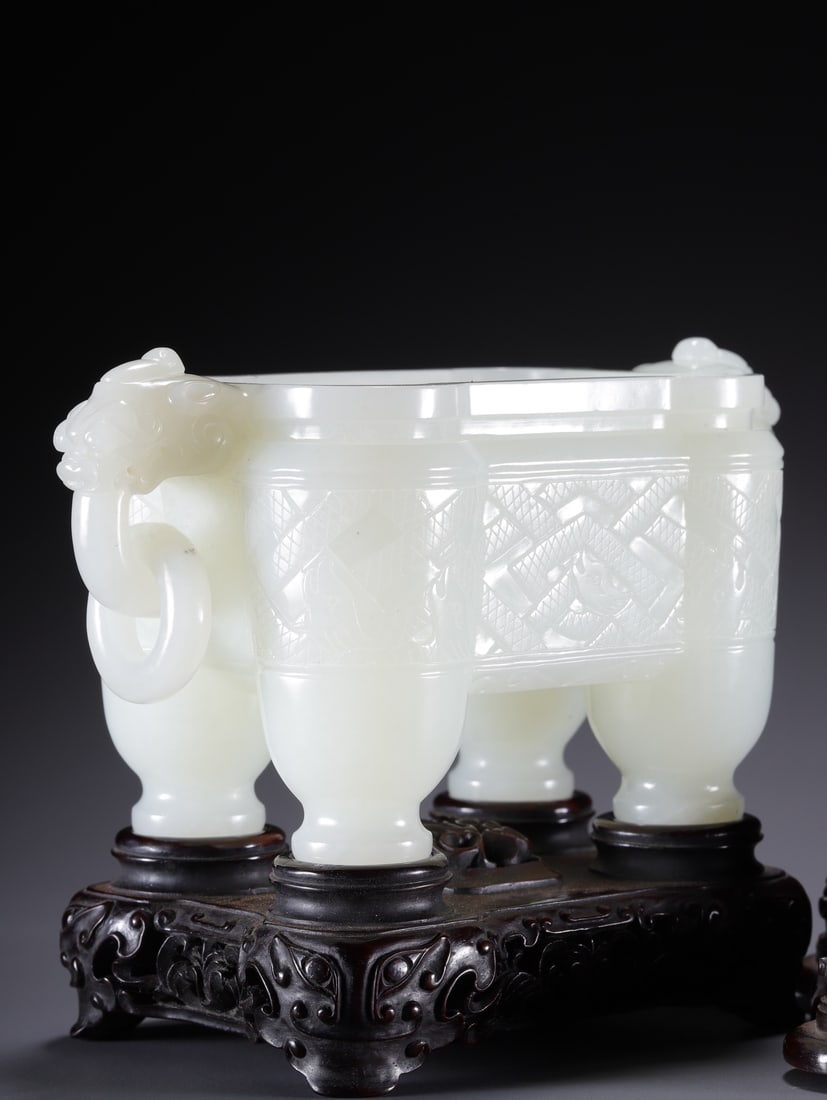 A beautiful Hetian jade dragon pattern four-legged stove - 6