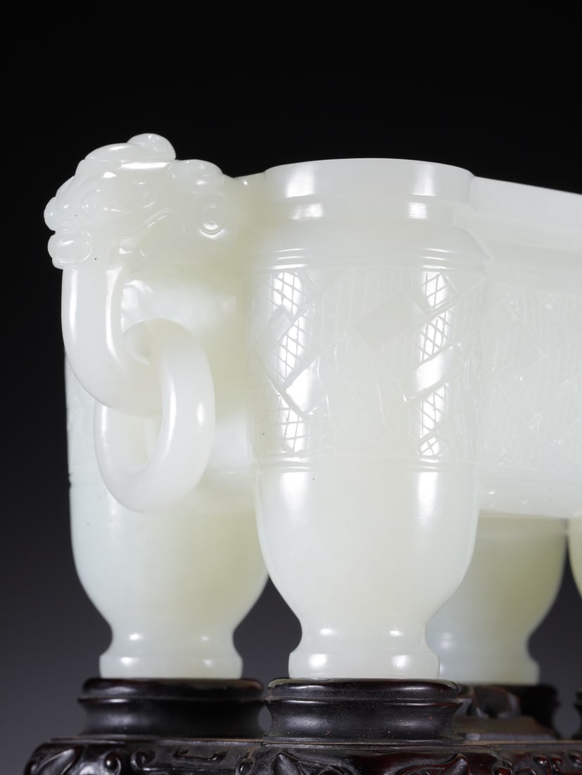 A beautiful Hetian jade dragon pattern four-legged stove - 9