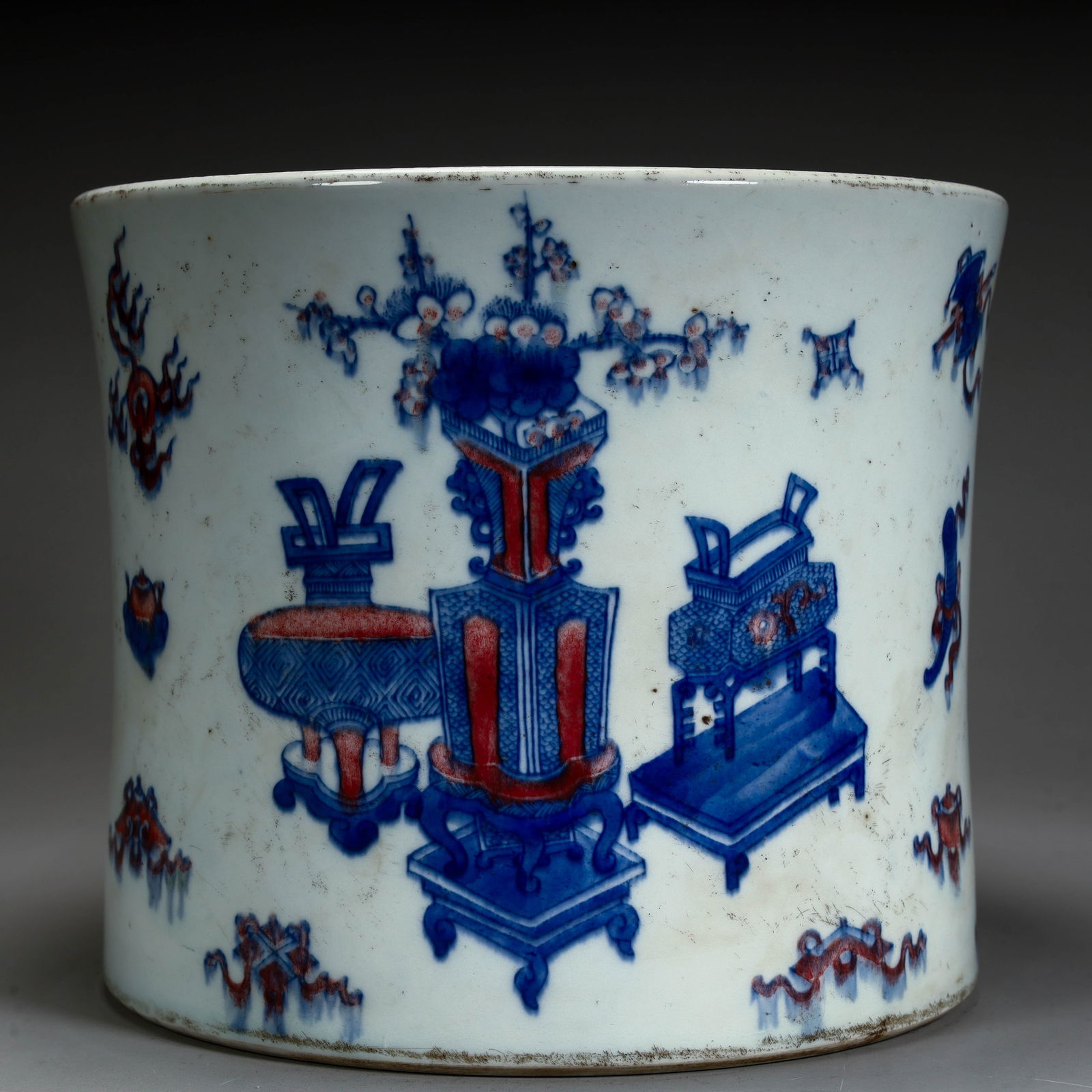 A blue and white glazed red Bogu pattern pen holder of the Qing Dynasty: Qing Dynasty blue and white glaze red Bo ancient pattern pen holder Size:H:16.5cm L: 20cm W:20cm W:2.6kg (The Dimensions Of All Batches Are Manually Measured.If You Need More