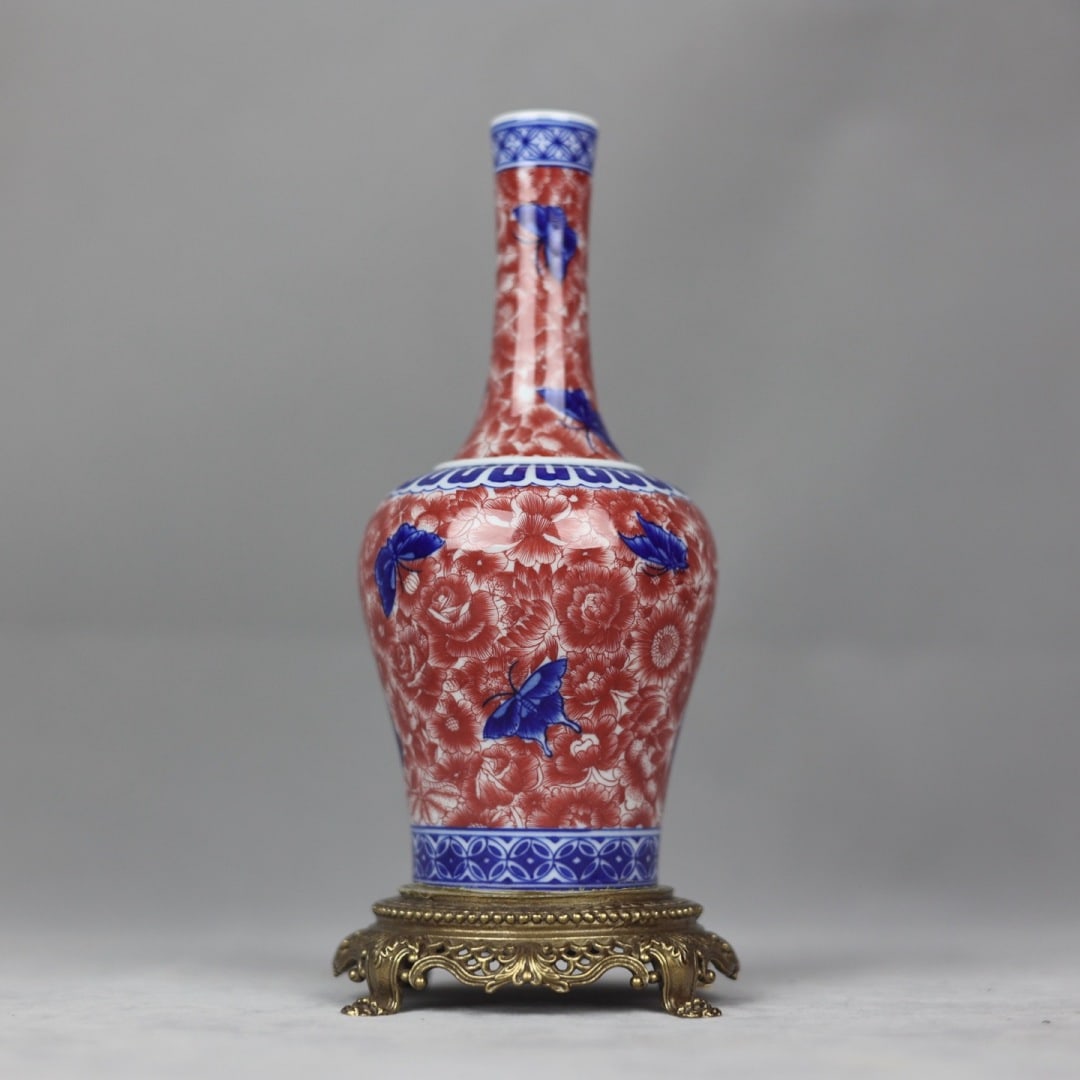 A beautiful copper-inlaid porcelain blue and white alum red butterfly love pattern rattle statue: Exquisite copper-inlaid porcelain blue and white alum red butterfly love pattern rattle statue Size:H:20cmCalibre:2.5cmD:8.5cmBottom:9cm (The Dimensions Of All Batches Are Manually