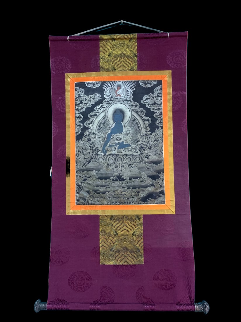 An 18th-century natural mineral color pharmacist Buddha thangka: 18th-century natural ore color pharmacist Buddha thangka Size: 112cmx60cmPainting core51cmx37cm (The Dimensions Of All Batches Are Manually Measured.If You Need More Detailed