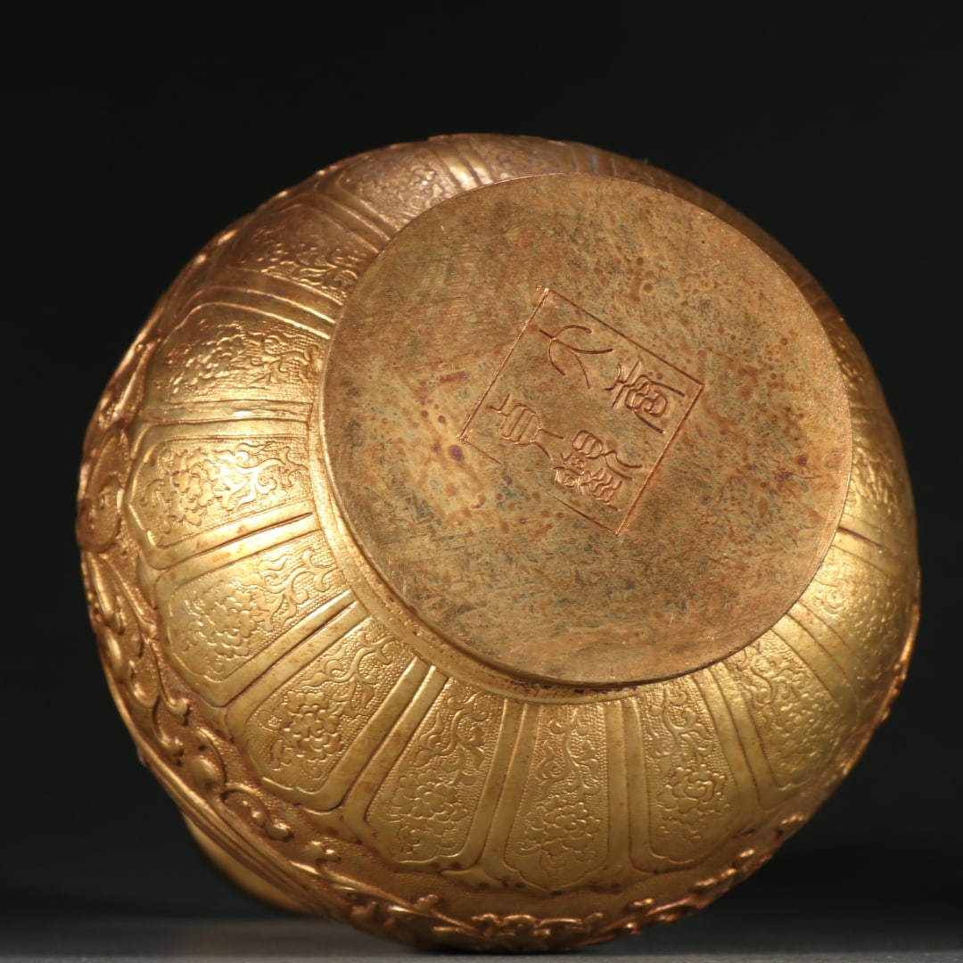 A copper-gilt phoenix pattern vase from the Qing Dynasty - 9