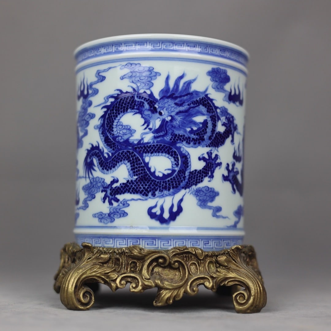 A beautiful copper-inlaid porcelain blue and white dragon pattern pen holder: Exquisite copper-inlaid porcelain blue and white dragon pattern pen holder Size:H:17cmCalibre:12cmBottom:15cm (The Dimensions Of All Batches Are Manually Measured.If You Need More