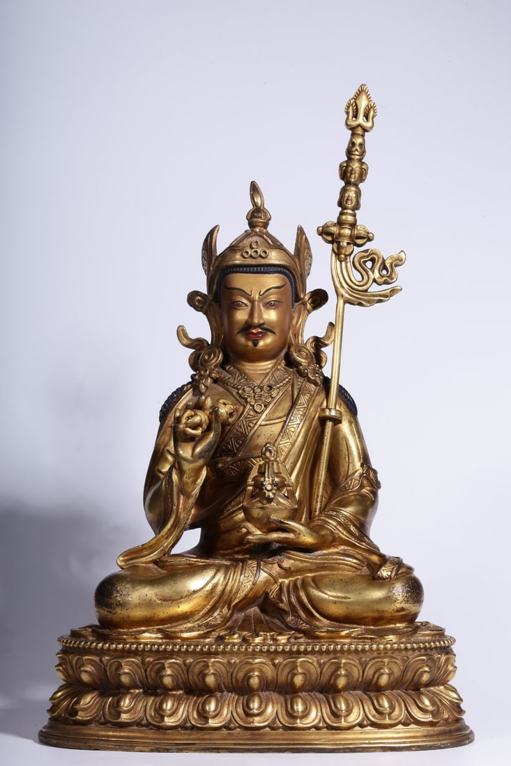 A bronze gilt lotus peanut seated statue of the Qing Dynasty: A seated statue of a copper-gilt golden lotus in the Qing Dynasty Size: W:6.9kg H: 38cm L:24.5cmW:17.5cm (The Dimensions Of All Batches Are Manually Measured.If You Need More