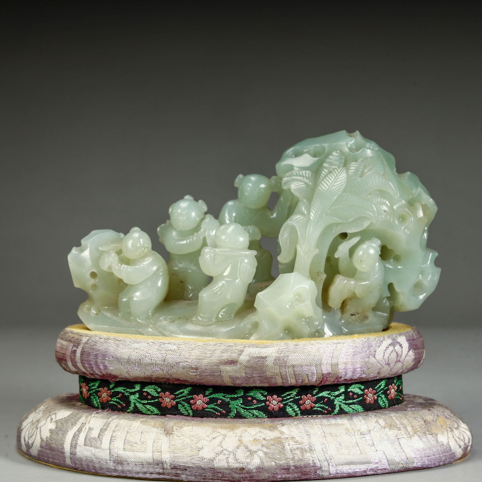 A Hetian white jade ornament from the Qing Dynasty: Hetian white jade ornaments of the Qing Dynasty SIZE:H:7cm L: 11.5cm W:4.5cm W:295g (The Dimensions Of All Batches Are Manually Measured.If You Need More Detailed Information,