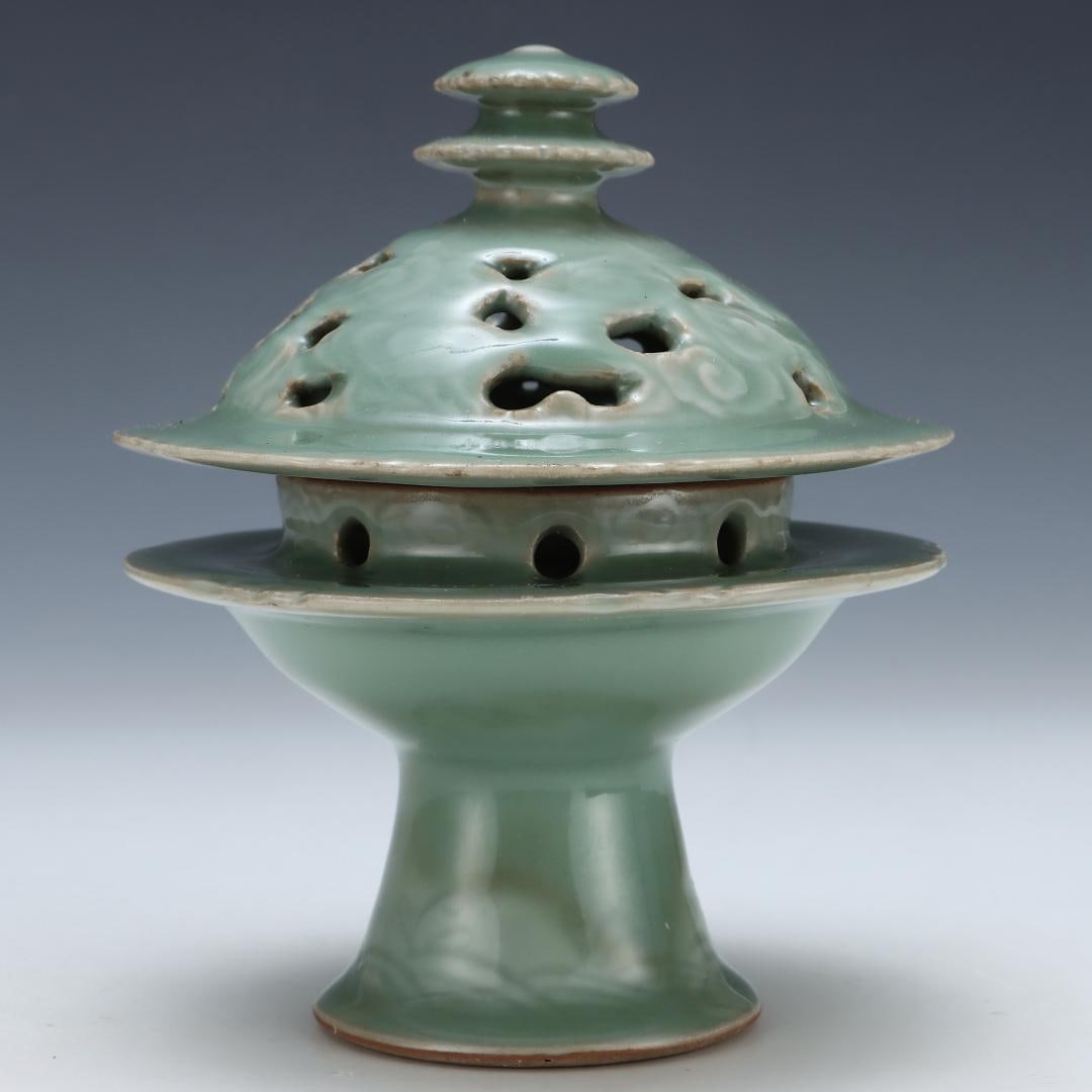 A pink and green incense burner of the Song Dynasty Longquan kiln: The pink and green incense of the Song Dynasty Longquan kiln is hidden Size:H:16cmBelly diameter13.5cm (The Dimensions Of All Batches Are Manually Measured.If You Need More Detailed