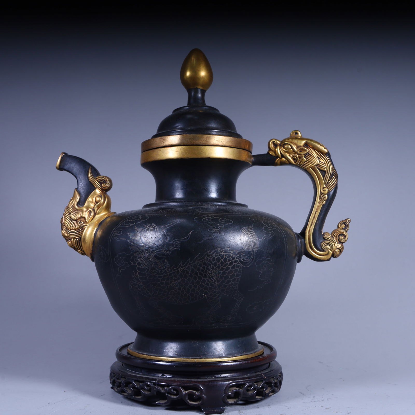 A Qing Dynasty copper gilt carved auspicious beast pattern pot: The copper gilt of the Qing Dynasty carved auspicious beast pattern pot Size:H:29cm W:17cm W:3.1kg (The Dimensions Of All Batches Are Manually Measured.If You Need More Detailed