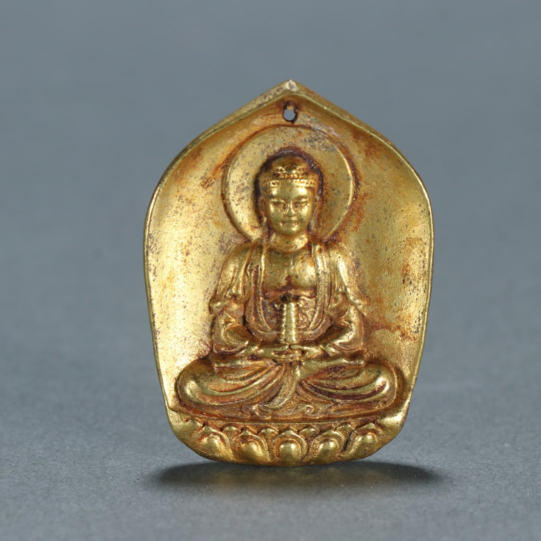 A fine copper-gilt Shakyamuni pendant: Exquisite copper gilt Shakyamuni pendant Size:0.0271kgH:4.1cmW:3cm (The Dimensions Of All Batches Are Manually Measured.If You Need More Detailed Information, Please Contact Our