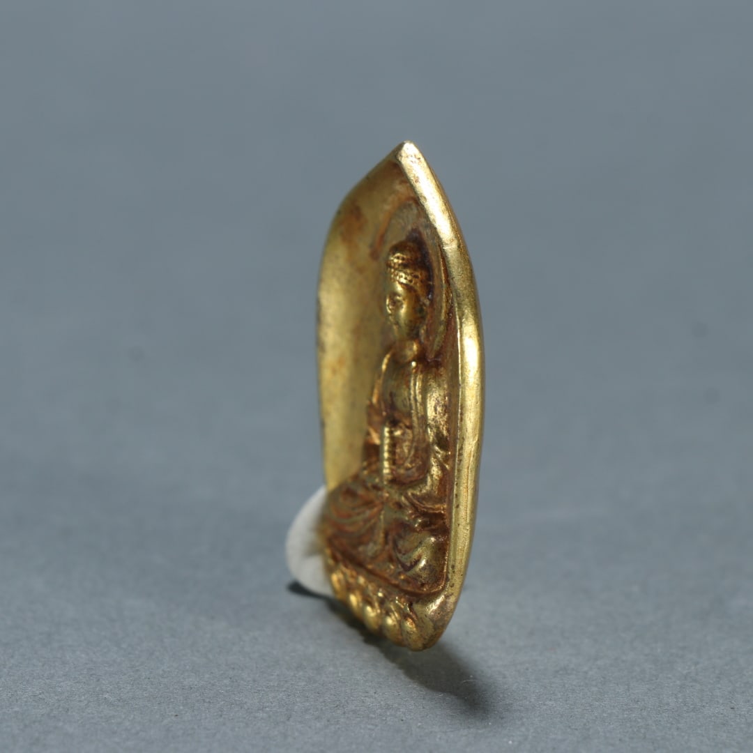 A fine copper-gilt Shakyamuni pendant - 2