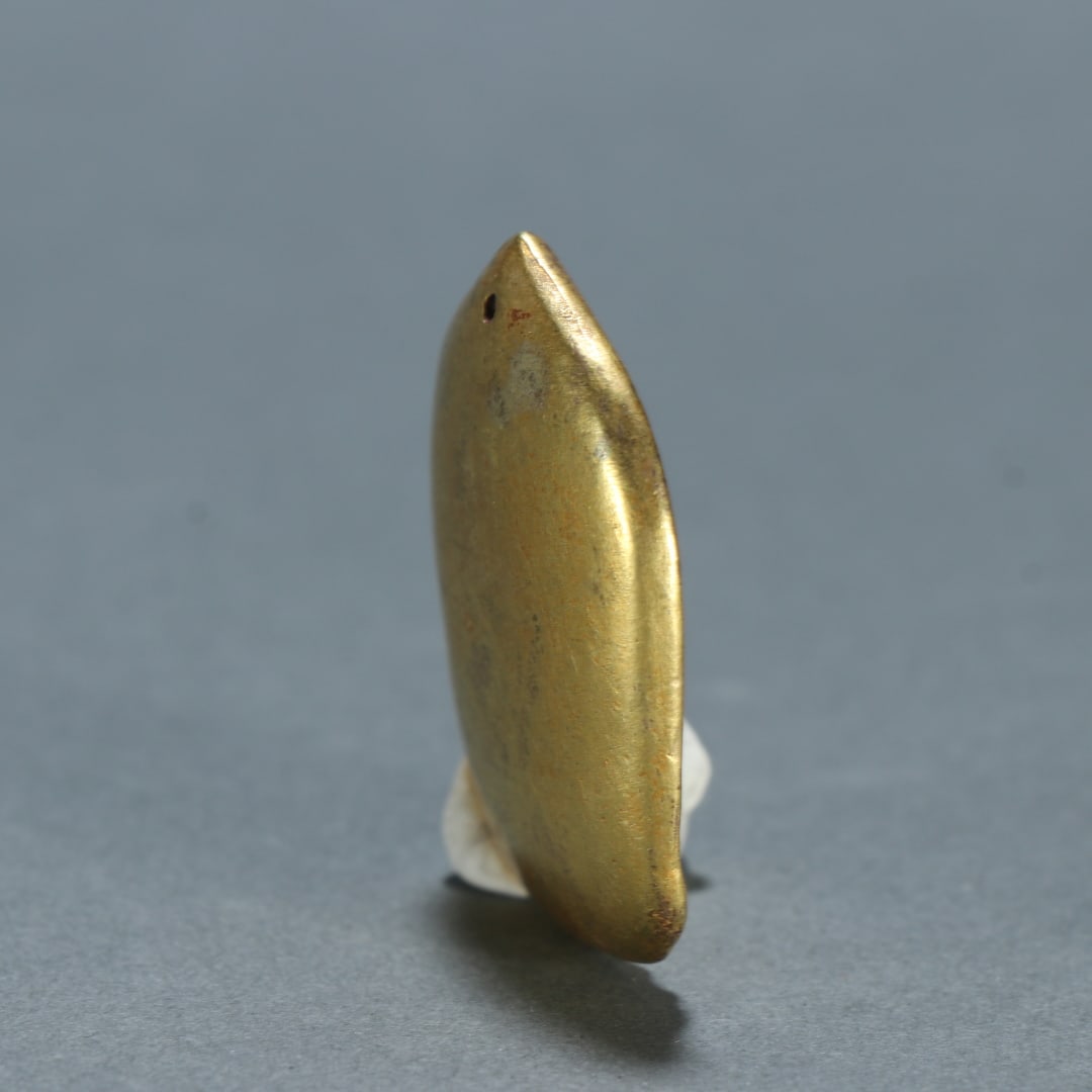 A fine copper-gilt Shakyamuni pendant - 5