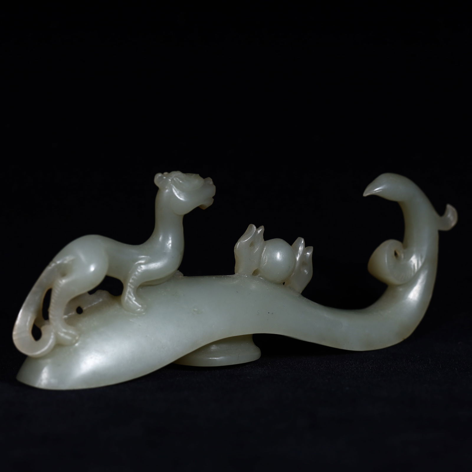 A jade carved dragon and phoenix with a hook from the Qing Dynasty: The jade carving dragon and phoenix with hooks in the Qing Dynasty Size:H:5cm L: 13.5cm W:2.5cm W:97.9g (The Dimensions Of All Batches Are Manually Measured.If You Need More