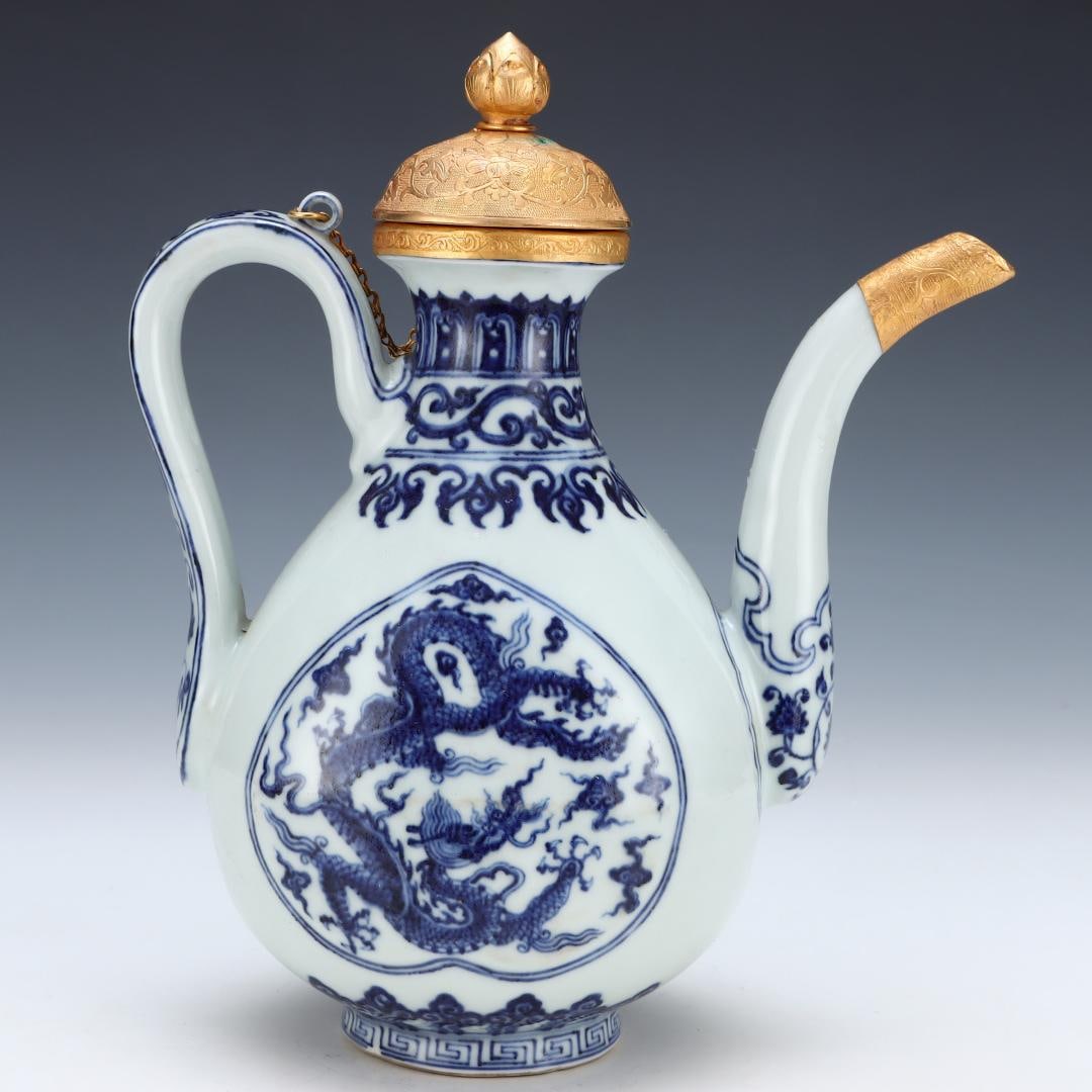 A blue and white gold-carved cloud dragon pattern pot made in the Xuande period of the Ming Dynasty: The blue and white enveloped gold carved cloud dragon pattern pot made in the Xuande year of the Ming Dynasty Size:H:25.8cmBelly diameter22.3cm (The Dimensions Of All Batches Are