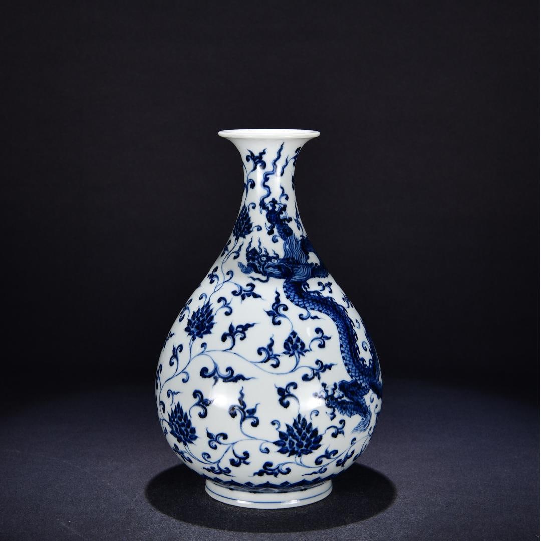 A blue and white entwined dragon and phoenix pattern jade pot spring vase made in the Ming Dynasty: The blue and white entwined dragon and phoenix pattern jade pot spring vase made in the Xuande year of the Ming Dynasty Size:H:32cm W:20cm (The Dimensions Of All Batches Are