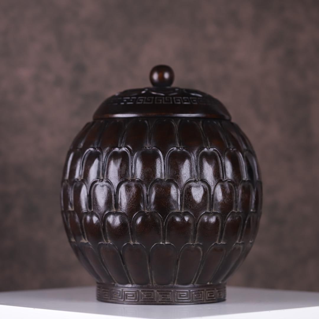 A Qing Dynasty rosewood carved lotus petal pattern lid jar: Qing Dynasty rosewood carved lotus petal pattern lid jar Size:H:27cmBelly diameter:24cm W:3.35kg (The Dimensions Of All Batches Are Manually Measured.If You Need More Detailed
