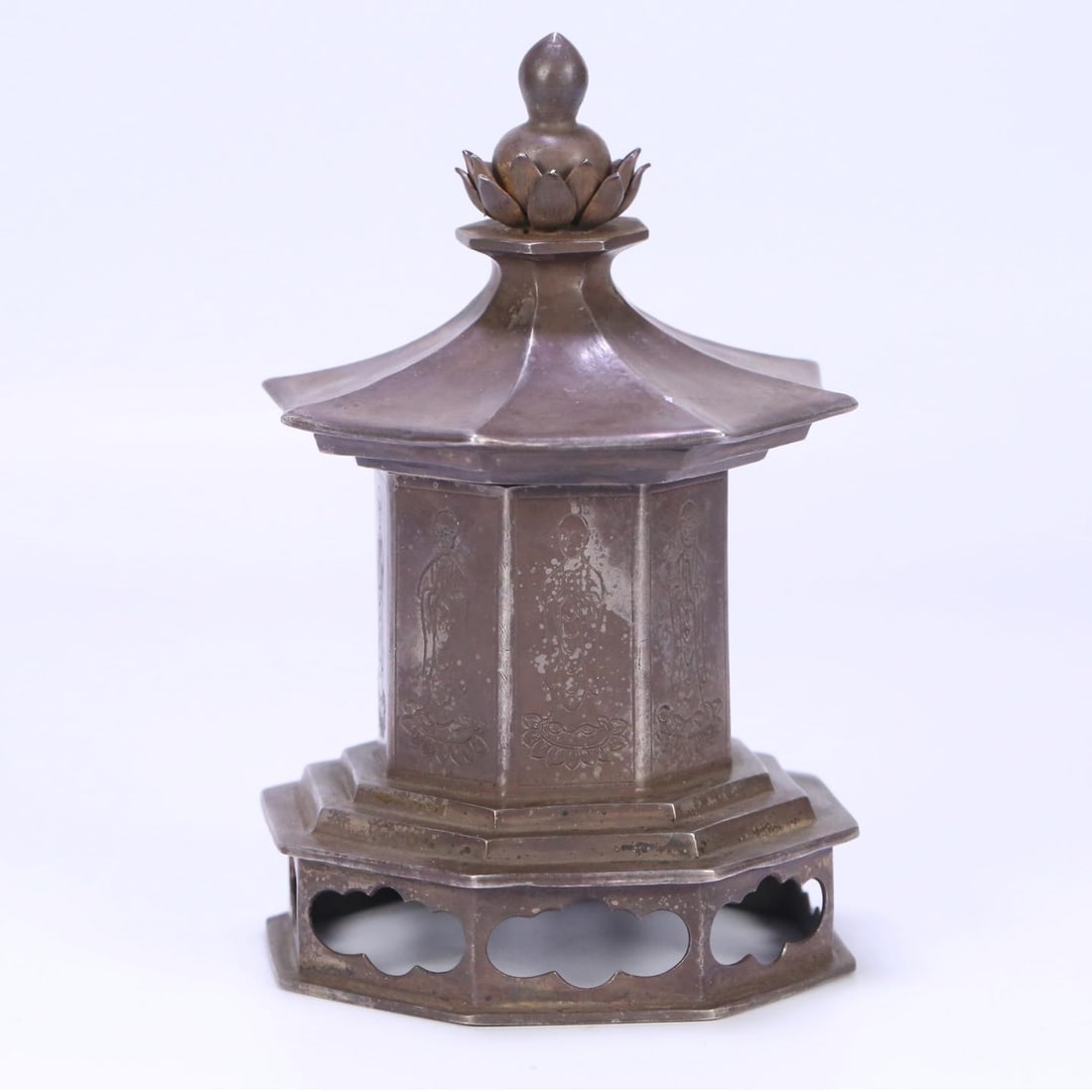 A beautiful old silverware silver Arhat pattern stupa: Exquisite old silverware silver Arhat pattern relic pagoda Size: W:0.382kg14.5cmx9.1cmx9cm (The Dimensions Of All Batches Are Manually Measured.If You Need More Detailed